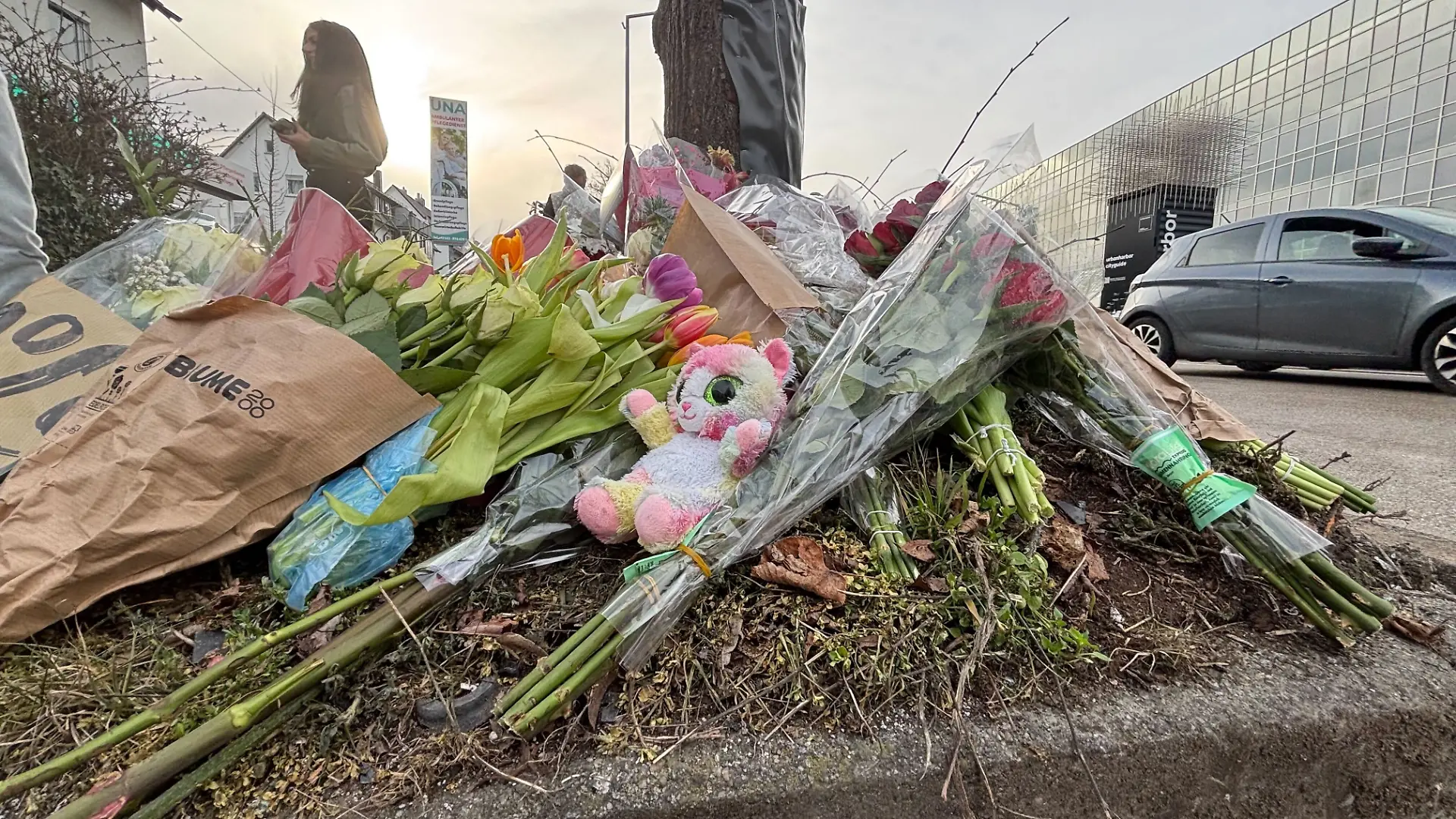 Blumen liegen am Morgen nach dem Horrorcrash an der Unfallstelle