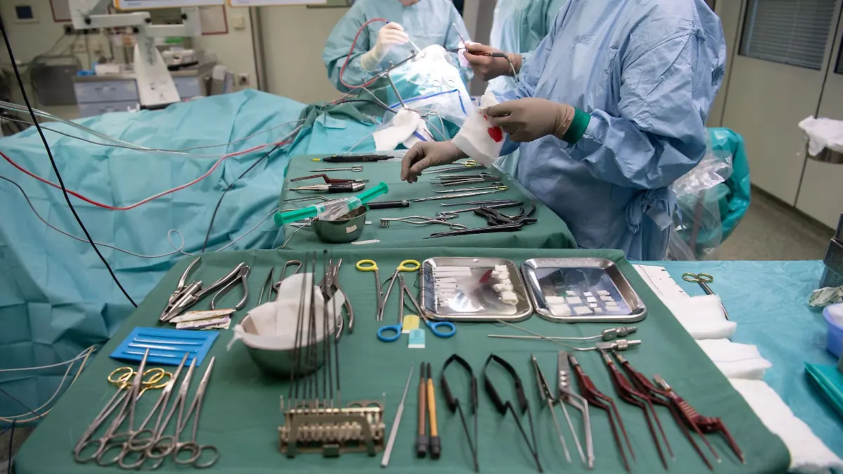 Ein Krankenhaus im Kreis Steinfurt darf vorerst auch nach dem 1. April weiter Hüft- und Knie-Operationen anbieten. (Archivbild)