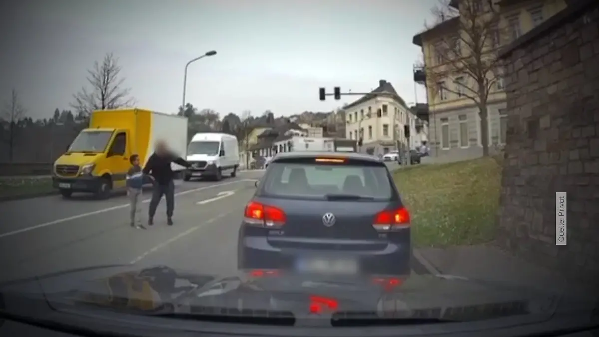 Ein Mann führt den vermissten Pawlos am Dienstag von einer Straße in Weilburg.