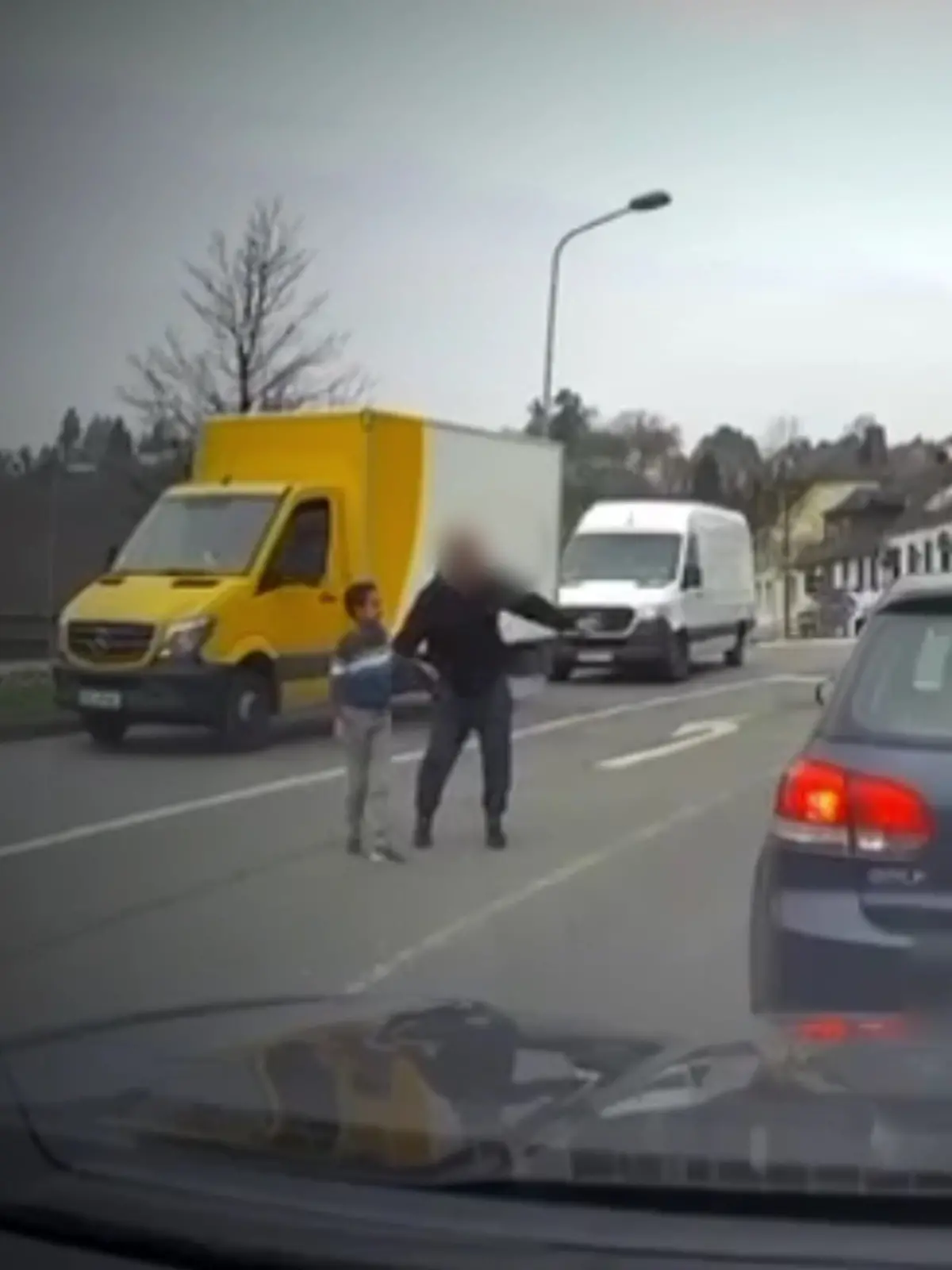 Ein Mann führt den vermissten Pawlos am Dienstag von einer Straße in Weilburg. 