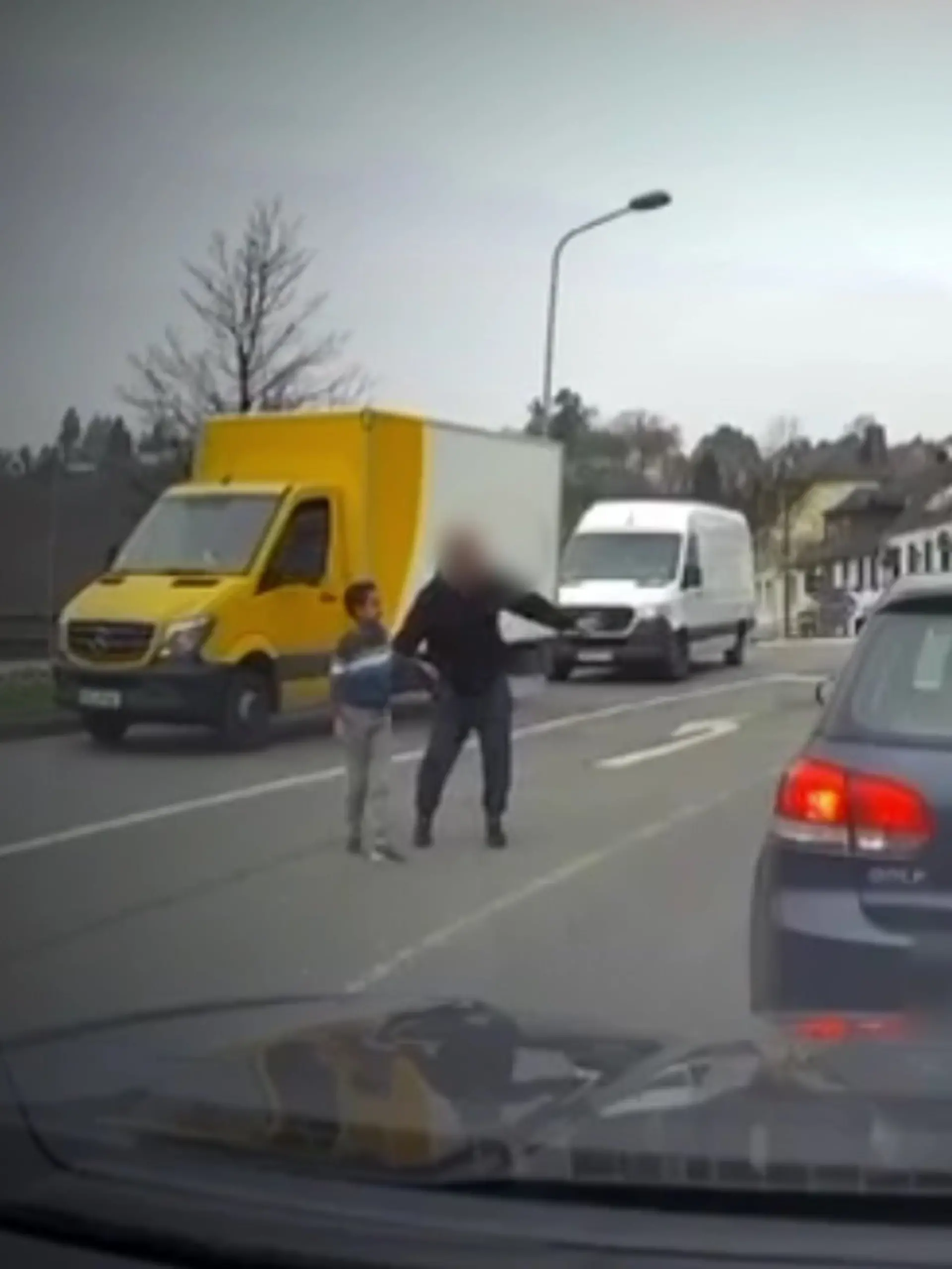 Ein Mann führt den vermissten Pawlos am Dienstag von einer Straße in Weilburg. 