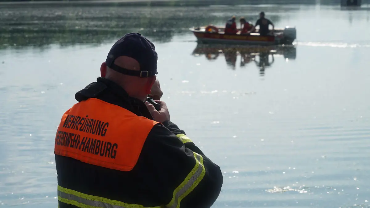 19.01.2015, Hamburg: Einsatzkräfte der Feuerwehr Hamburg suchen im Eichbaumsee nach einem jungen Mann. Der Mann Ende 20 sei am Sonntagnachmittag beim Schwimmen plötzlich untergegangen und konnte nur noch tot geborgen werden. Foto: -/citynewstv/dpa +++ dpa-Bildfunk +++