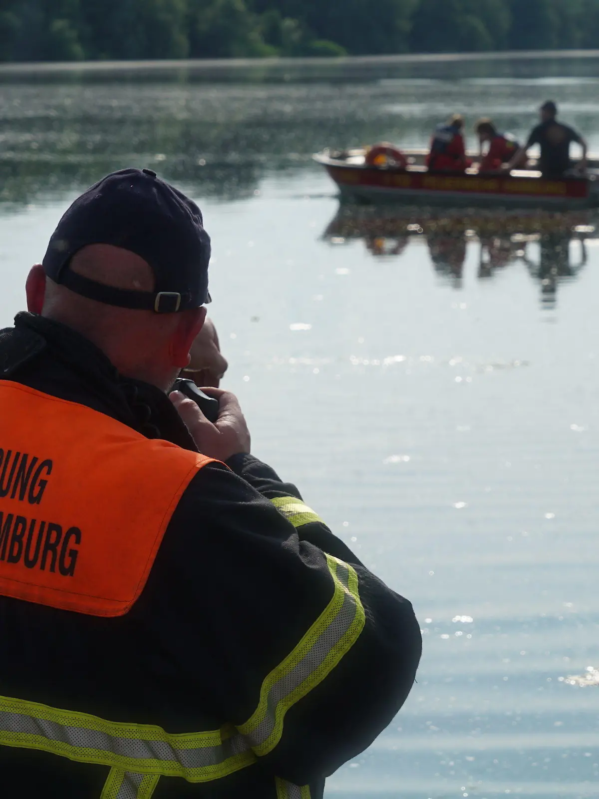 19.01.2015, Hamburg: Einsatzkräfte der Feuerwehr Hamburg suchen im Eichbaumsee nach einem jungen Mann. Der Mann Ende 20 sei am Sonntagnachmittag beim Schwimmen plötzlich untergegangen und konnte nur noch tot geborgen werden. Foto: -/citynewstv/dpa +++ dpa-Bildfunk +++