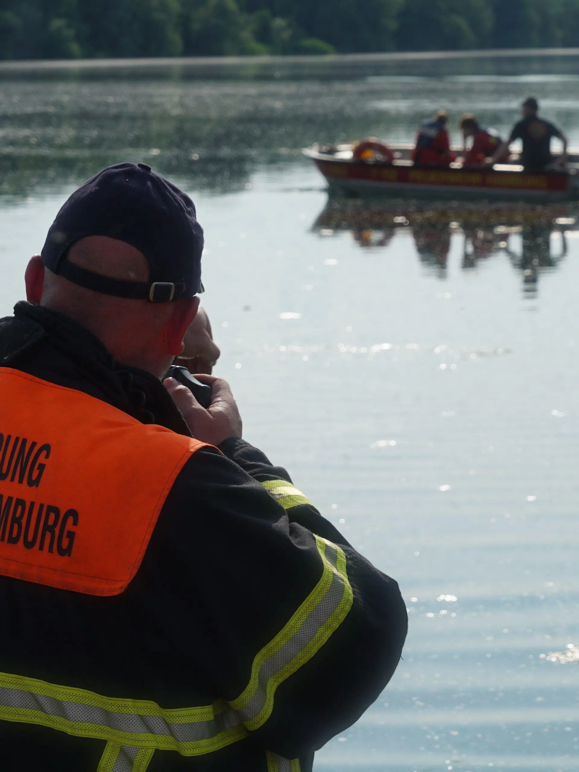 19.01.2015, Hamburg: Einsatzkräfte der Feuerwehr Hamburg suchen im Eichbaumsee nach einem jungen Mann. Der Mann Ende 20 sei am Sonntagnachmittag beim Schwimmen plötzlich untergegangen und konnte nur noch tot geborgen werden. Foto: -/citynewstv/dpa +++ dpa-Bildfunk +++