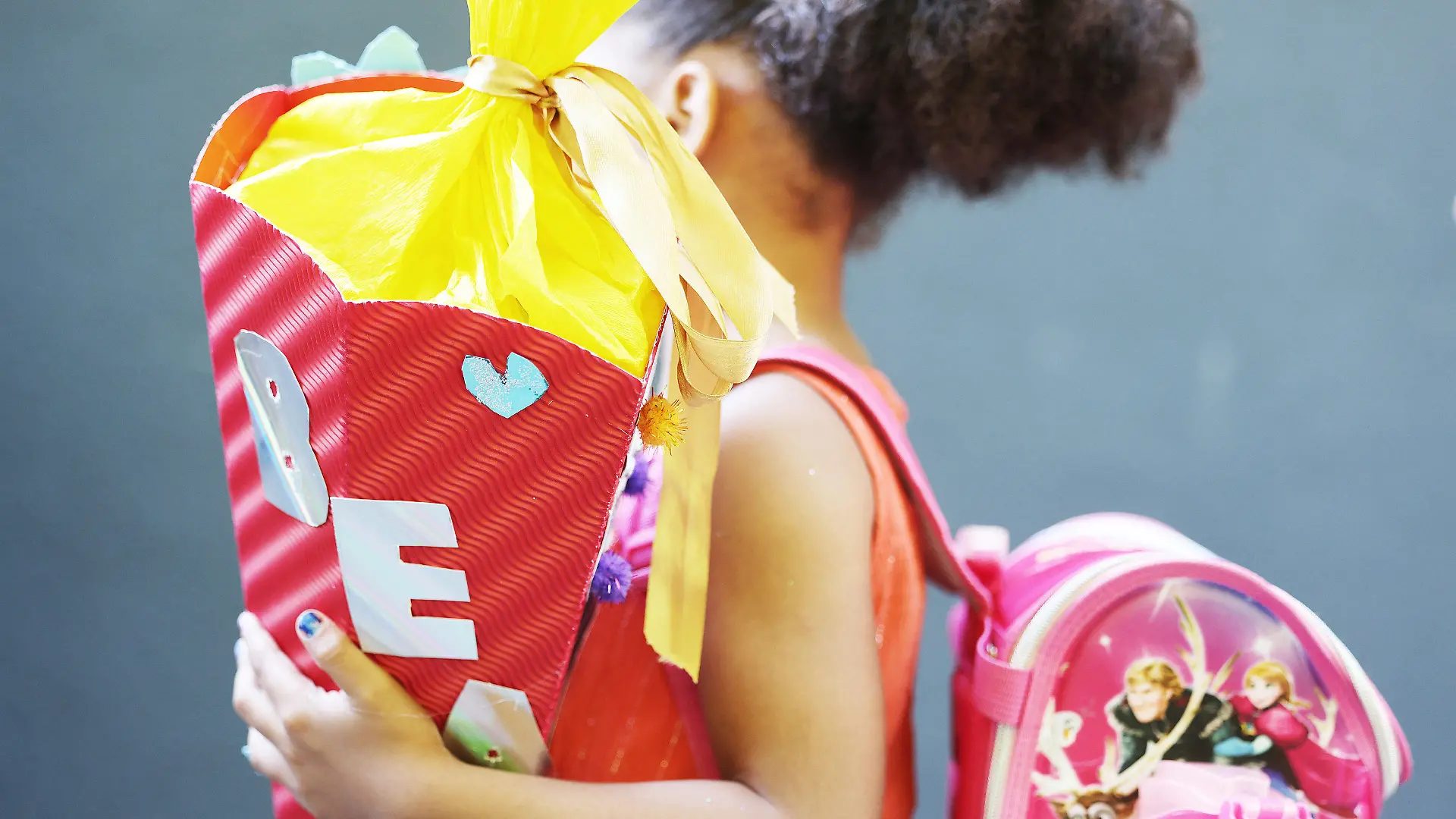 11.08.2022, Nordrhein-Westfalen, Aachen: Ein Kind kommt mit Schultüte an der Grundschule Feldstraße zur Einschulung. Für viele I-Dötzchen in Nordrhein-Westfalen ist am Donnerstag der erste Schultag. Rund 171 000 Erstklässler werden in diesem Schuljahr neu eingeschult. (Zu dpa/lnw: "Erstklässler werden eingeschult") Foto: Oliver Berg/dpa +++ dpa-Bildfunk +++