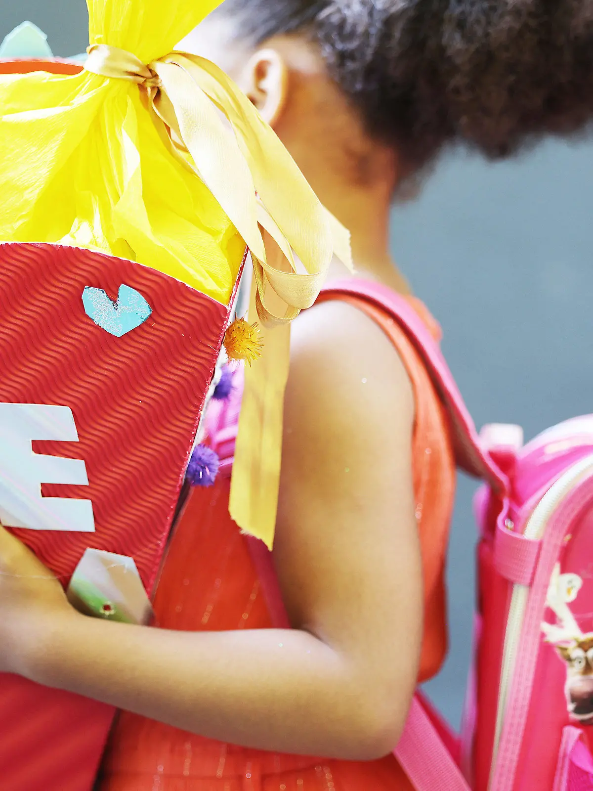 11.08.2022, Nordrhein-Westfalen, Aachen: Ein Kind kommt mit Schultüte an der Grundschule Feldstraße zur Einschulung. Für viele I-Dötzchen in Nordrhein-Westfalen ist am Donnerstag der erste Schultag. Rund 171 000 Erstklässler werden in diesem Schuljahr neu eingeschult. (Zu dpa/lnw: "Erstklässler werden eingeschult") Foto: Oliver Berg/dpa +++ dpa-Bildfunk +++