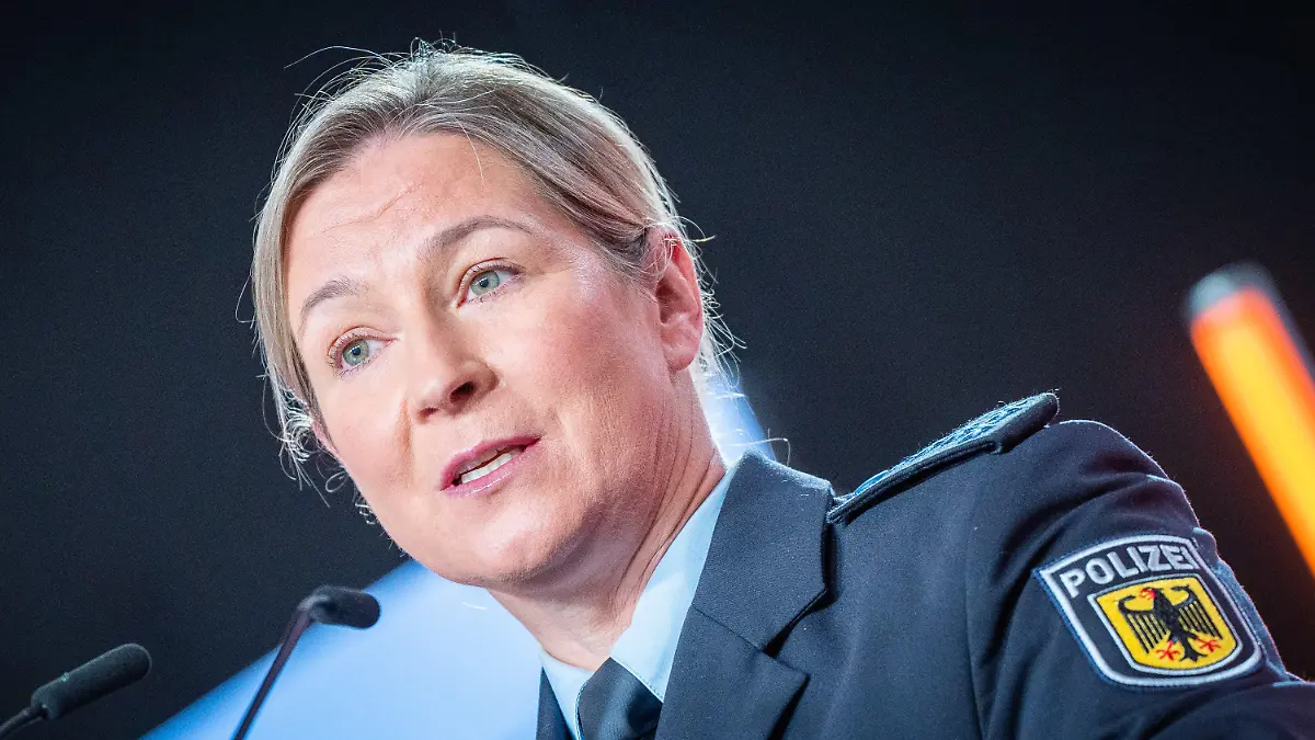 17.06.2023, Berlin: Claudia Pechstein, Olympiasiegerin im Eissschnelllauf, spricht in ihrer Uniform als Bundespolizistin beim CDU-Grundsatzkonvent. Das neue Grundsatzprogramm soll bei einem Bundesparteitag Anfang Mai 2024 verabschiedet werden. Der Konvent gehört zum Prozess zur Erarbeitung des Programmes. Foto: Michael Kappeler/dpa +++ dpa-Bildfunk +++