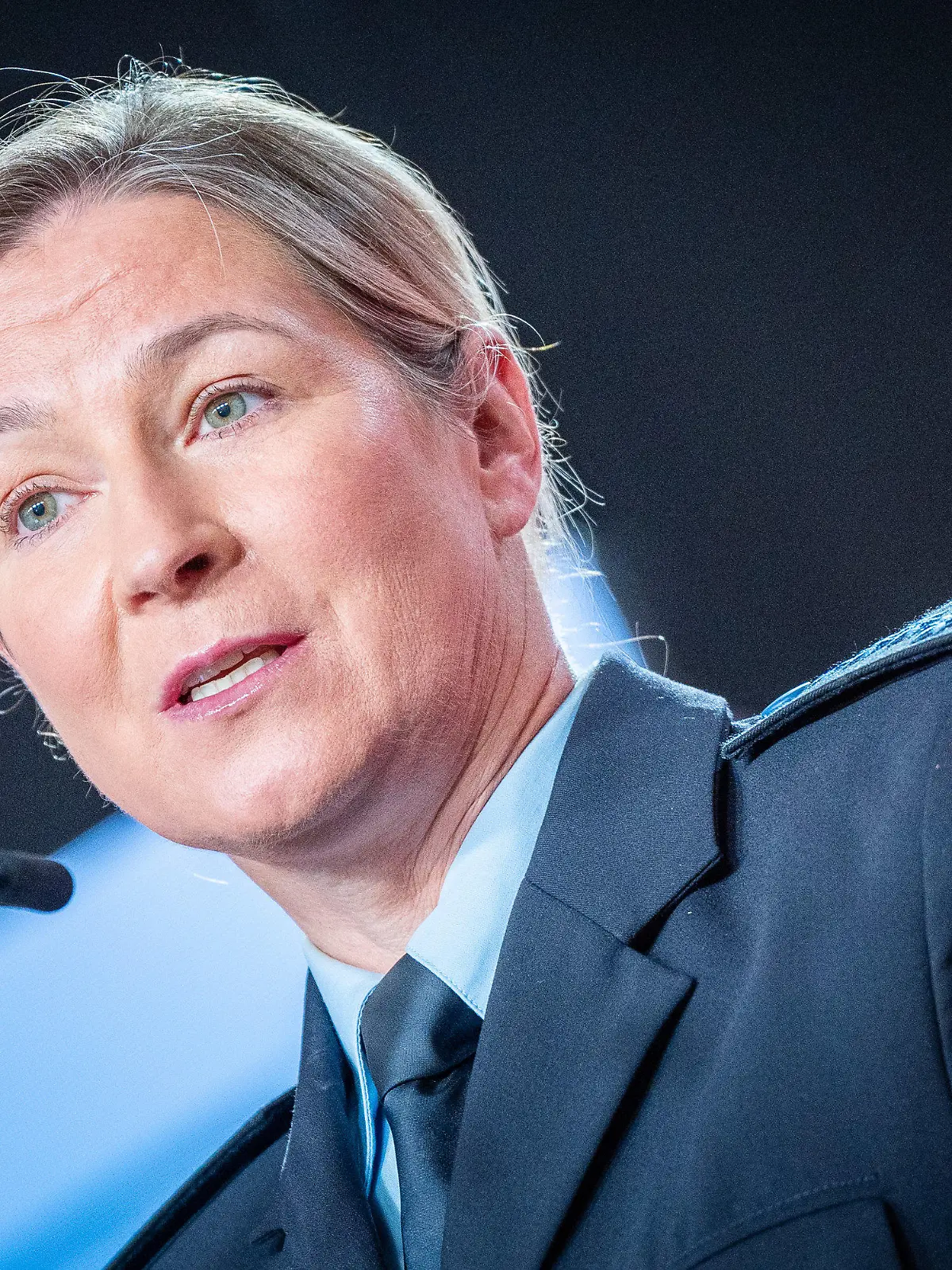 17.06.2023, Berlin: Claudia Pechstein, Olympiasiegerin im Eissschnelllauf, spricht in ihrer Uniform als Bundespolizistin beim CDU-Grundsatzkonvent. Das neue Grundsatzprogramm soll bei einem Bundesparteitag Anfang Mai 2024 verabschiedet werden. Der Konvent gehört zum Prozess zur Erarbeitung des Programmes. Foto: Michael Kappeler/dpa +++ dpa-Bildfunk +++