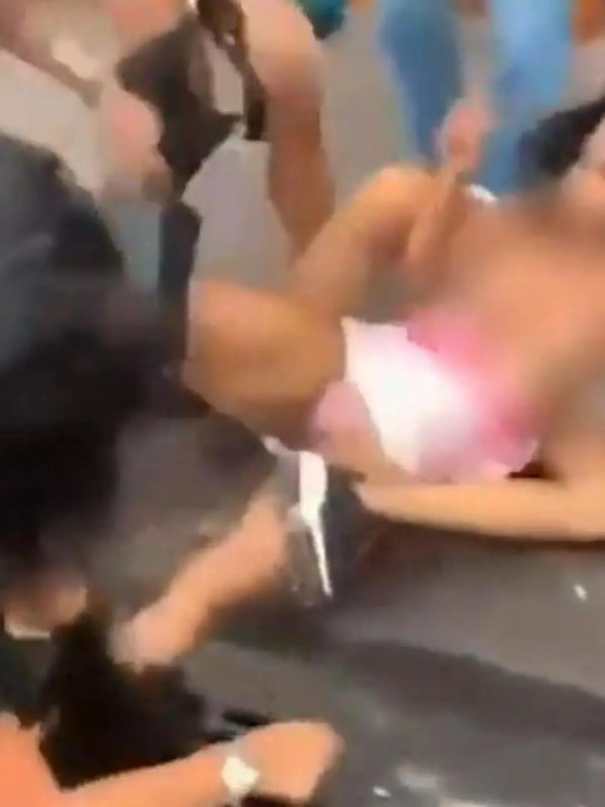 Bild zu: "Brüste komplett entblößt! Prügel-Perlen boxen sich um Lover"