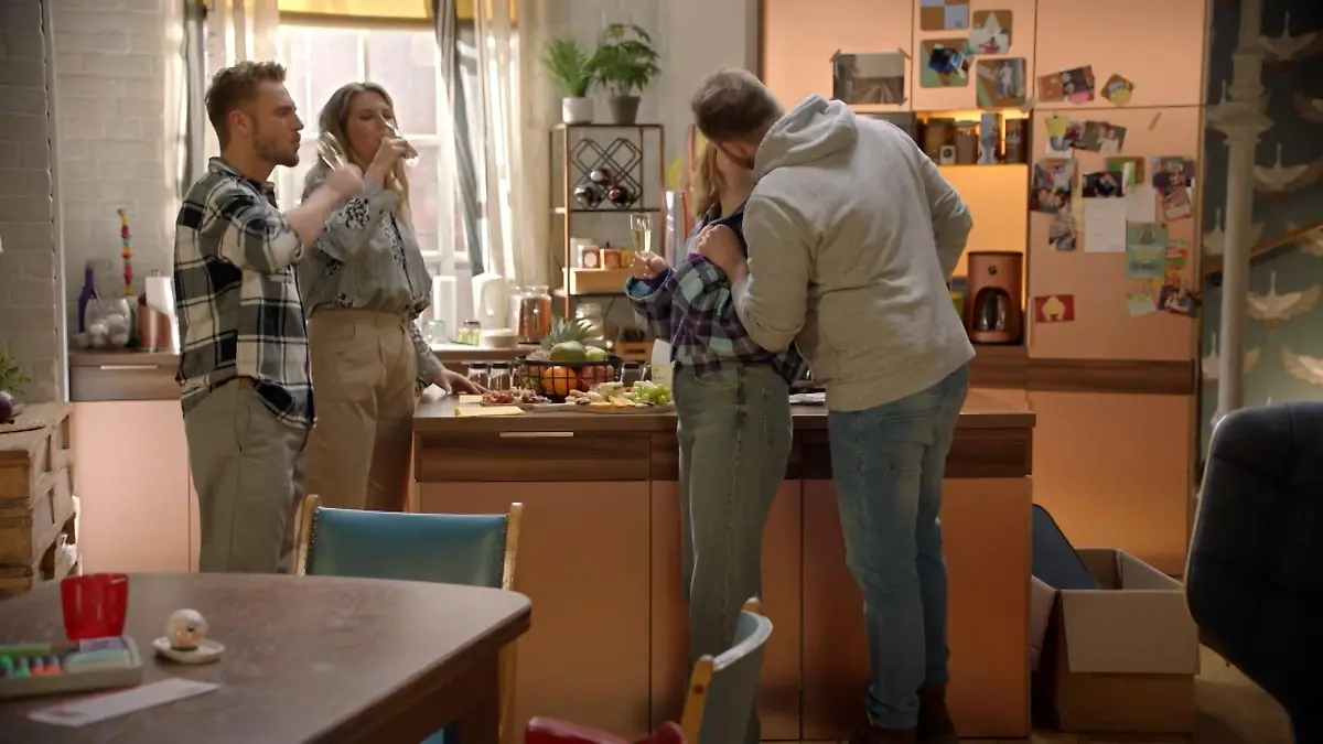 Toni und Erik feiern ihre Verlobung mit ihren Freunden.