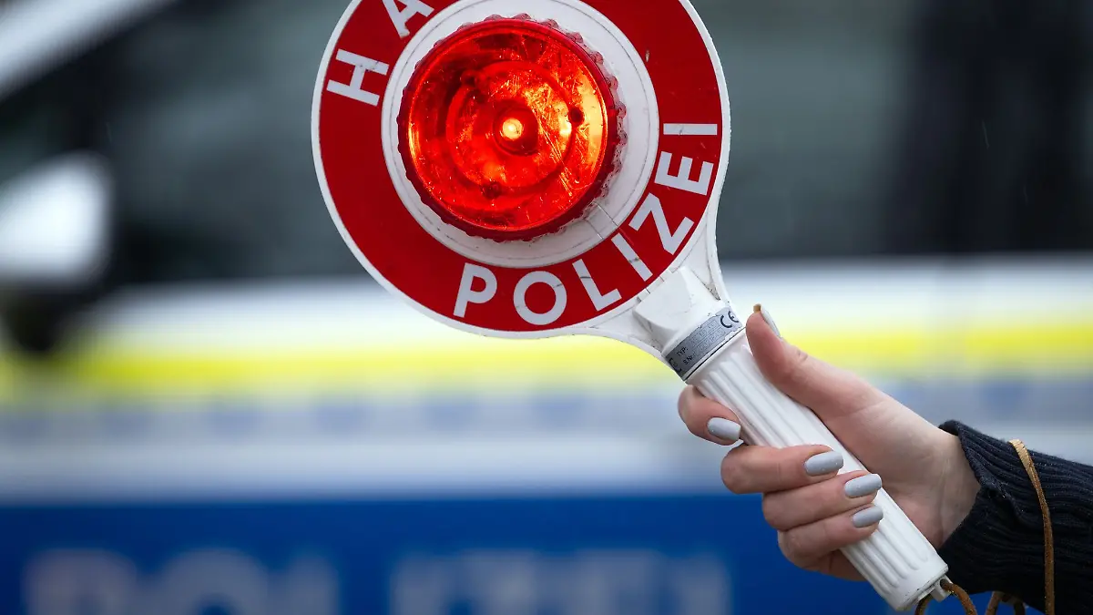 Ein 37-jähriger Fahrer wurde positiv auf Kokain getestet, hatte keinen Führerschein und gab bei den Beamten falsche Personalien an. (Symbolfoto).