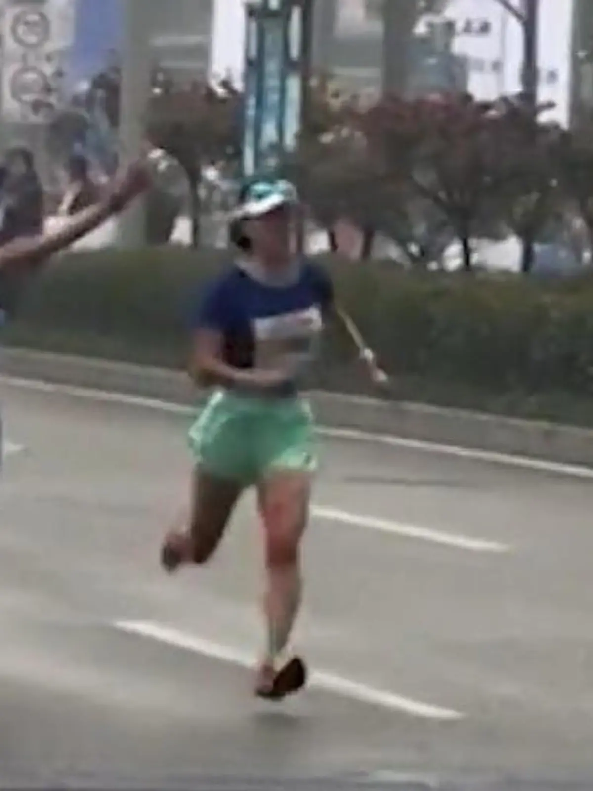 Marathon-Läuferin wird kurz vor dem Ziel überholt.
