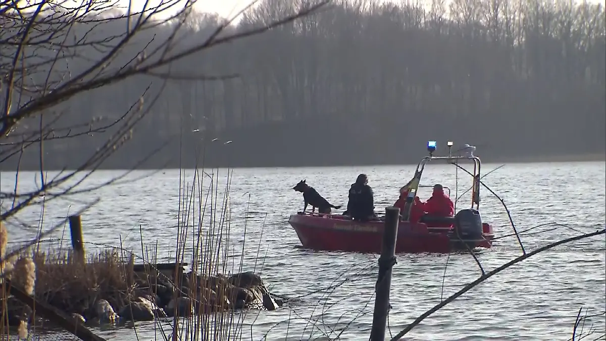 Mit Booten und Leichenspürhunden wird nach der 43-Jährigen gesucht.