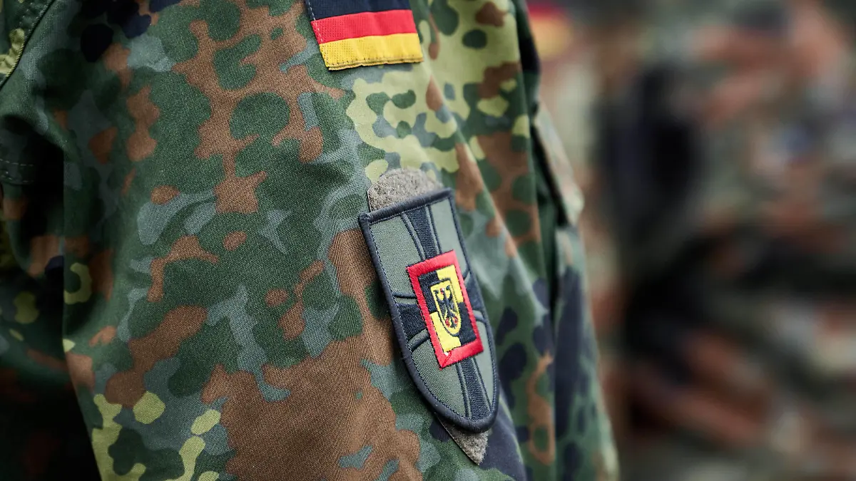 Bundeskanzler Olaf Scholz besucht das Einsatzführungskommando der Bundeswehr in Schwielowsee Bundeskanzler Olaf Scholz SPD besucht am 04.03.2022 das Einsatzführungskommando der Bundeswehr in Schwielowsee Brandenburg. Nach der Begrüßung des Bundeskanzlers durch den Generalinspekteur der Bundeswehr Eberhard Zorn und den Befehlshaber des Einsatzführungskommandos der Bundeswehr Bernd Schütt, folgt ein Gespräch und anschließend der Besuch der Gedenkstätte Wald der Erinnerung . Im Bild ist das Logo des Generalinspekteur zu sehen. Schwielowsee Henning-von-Tresckow-Kaserne Brandenburg Deutschland *** Federal Chancellor Olaf Scholz visits the operational command of the Bundeswehr in Schwielowsee Federal Chancellor Olaf Scholz SPD visits the o