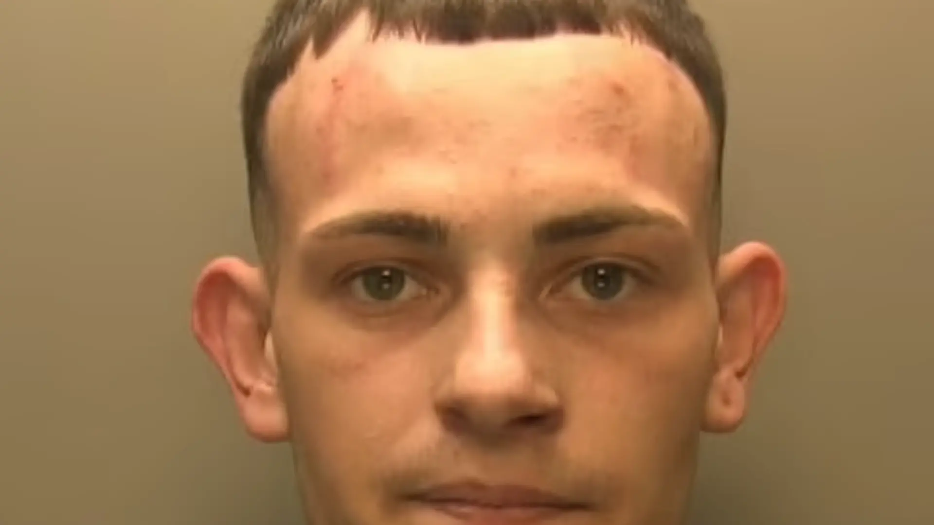 Harri Pullen wird von der Polizei in Wales wegen Drogenhandels gesucht.