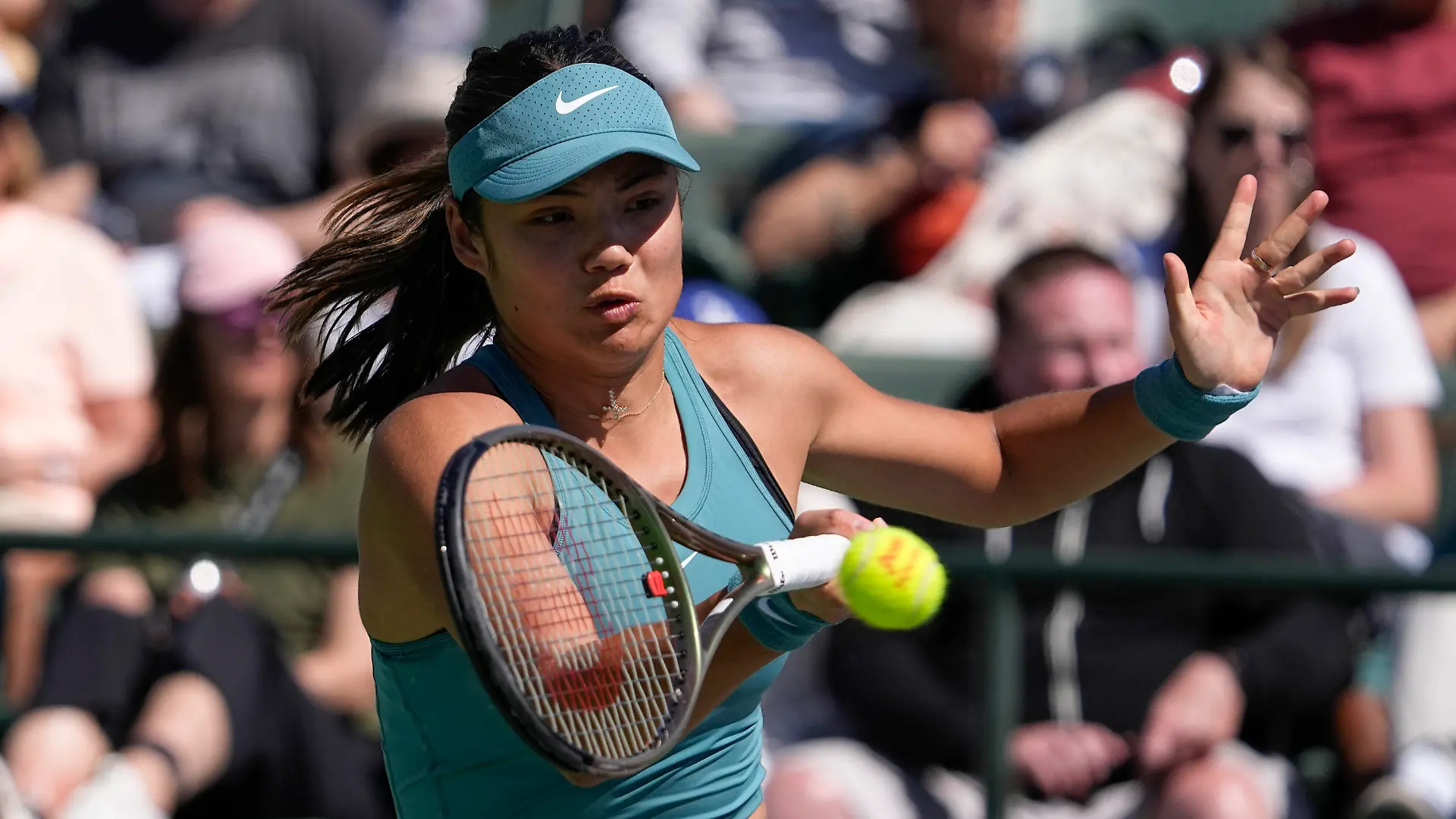 ARCHIV - 13.03.2023, USA, Indian Wells: Tennis: WTA-Tour; Indian Wells; BNP Paribas Open; Einzel, Damen, 3. Runde; Raducanu (Großbritannien) gegen Haddad Maia (Brasilien): Die Britin Emma Raducanu kontert. Die britische Tennisspielerin Emma Raducanu hat sich von ihrem deutschen Trainer Sebastian Sachs getrennt. (zu dpa: «Tennis-Spielerin Raducanu trennt sich von deutschem Trainer Sachs») Foto: Mark J. Terrill/AP/dpa +++ dpa-Bildfunk +++