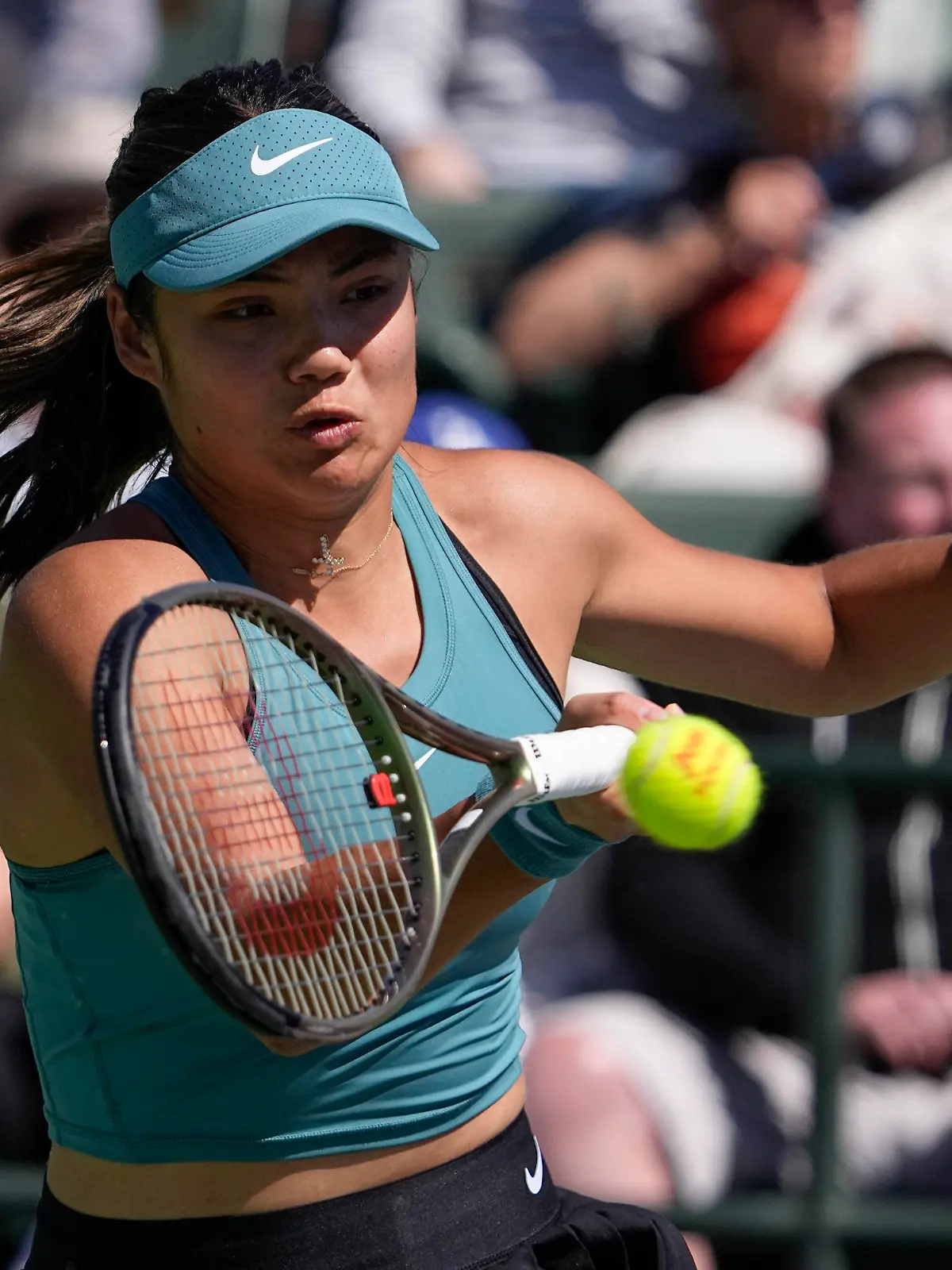 ARCHIV - 13.03.2023, USA, Indian Wells: Tennis: WTA-Tour; Indian Wells; BNP Paribas Open; Einzel, Damen, 3. Runde; Raducanu (Großbritannien) gegen Haddad Maia (Brasilien): Die Britin Emma Raducanu kontert. Die britische Tennisspielerin Emma Raducanu hat sich von ihrem deutschen Trainer Sebastian Sachs getrennt.  (zu dpa: «Tennis-Spielerin Raducanu trennt sich von deutschem Trainer Sachs») Foto: Mark J. Terrill/AP/dpa +++ dpa-Bildfunk +++