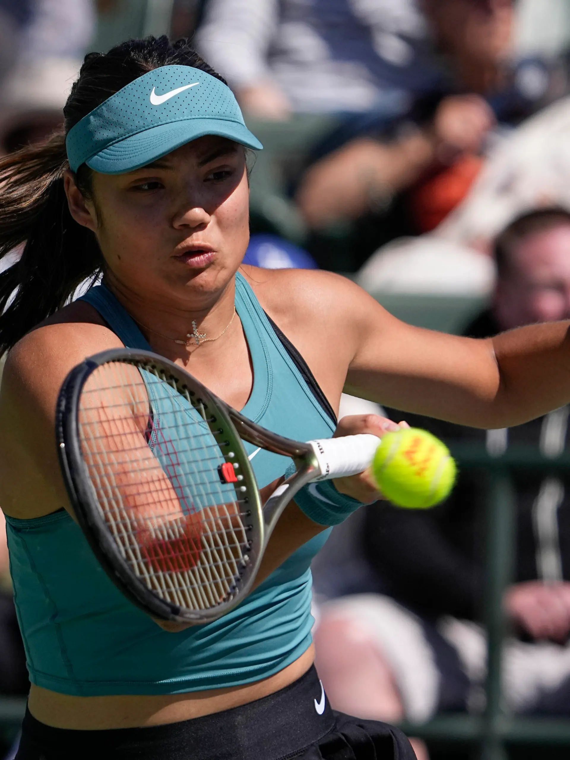 ARCHIV - 13.03.2023, USA, Indian Wells: Tennis: WTA-Tour; Indian Wells; BNP Paribas Open; Einzel, Damen, 3. Runde; Raducanu (Großbritannien) gegen Haddad Maia (Brasilien): Die Britin Emma Raducanu kontert. Die britische Tennisspielerin Emma Raducanu hat sich von ihrem deutschen Trainer Sebastian Sachs getrennt.  (zu dpa: «Tennis-Spielerin Raducanu trennt sich von deutschem Trainer Sachs») Foto: Mark J. Terrill/AP/dpa +++ dpa-Bildfunk +++