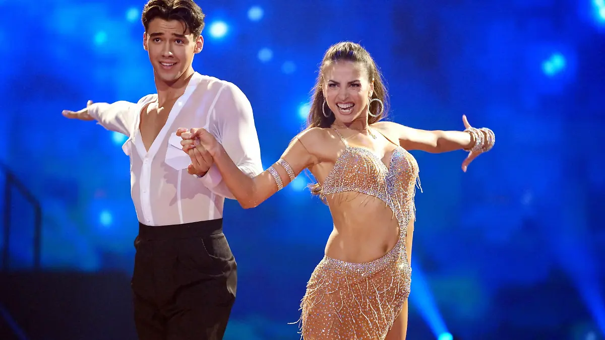 Diego Pooth und Ekaterina Leonova tanzen Rumba.
+++ Die Verwendung des sendungsbezogenen Materials ist nur mit dem Hinweis und Verlinkung auf RTL+ gestattet. +++