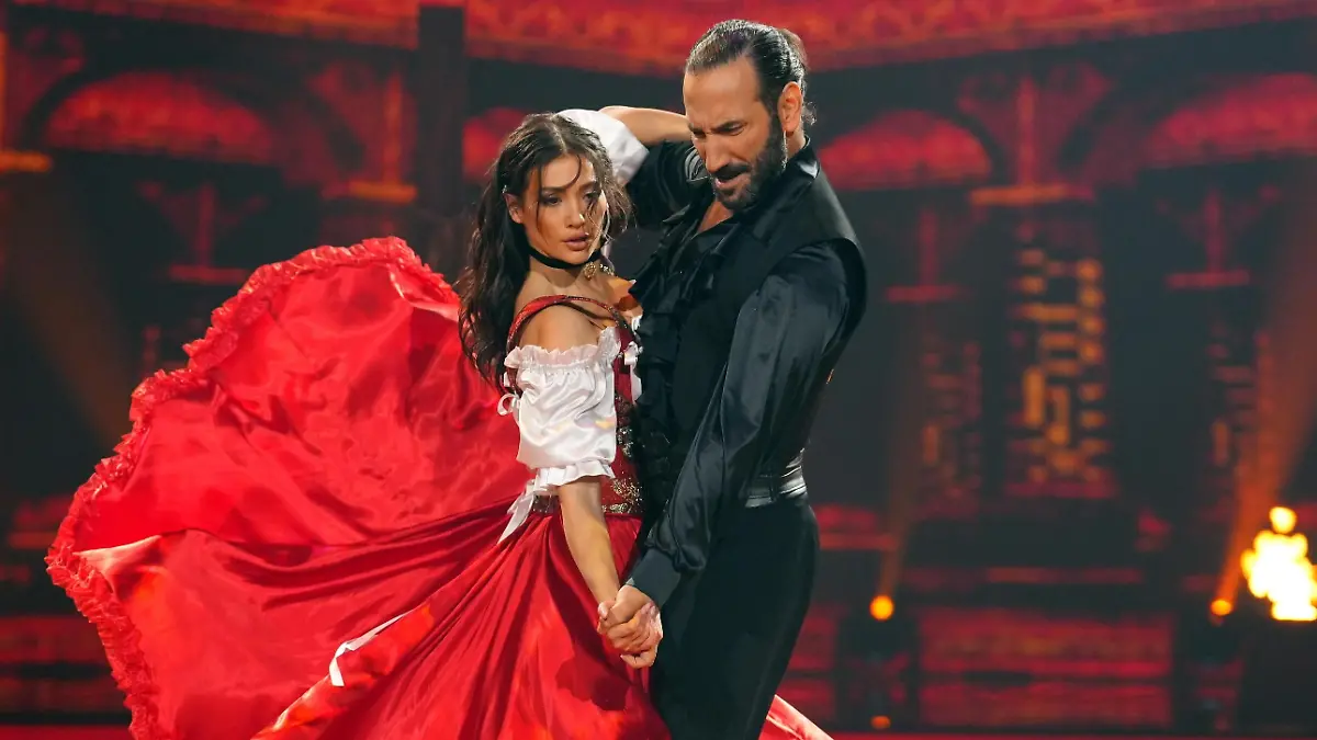 Paola Maria und Massimo Sinató tanzen Paso Doble.
+++ Die Verwendung des sendungsbezogenen Materials ist nur mit dem Hinweis und Verlinkung auf RTL+ gestattet. +++