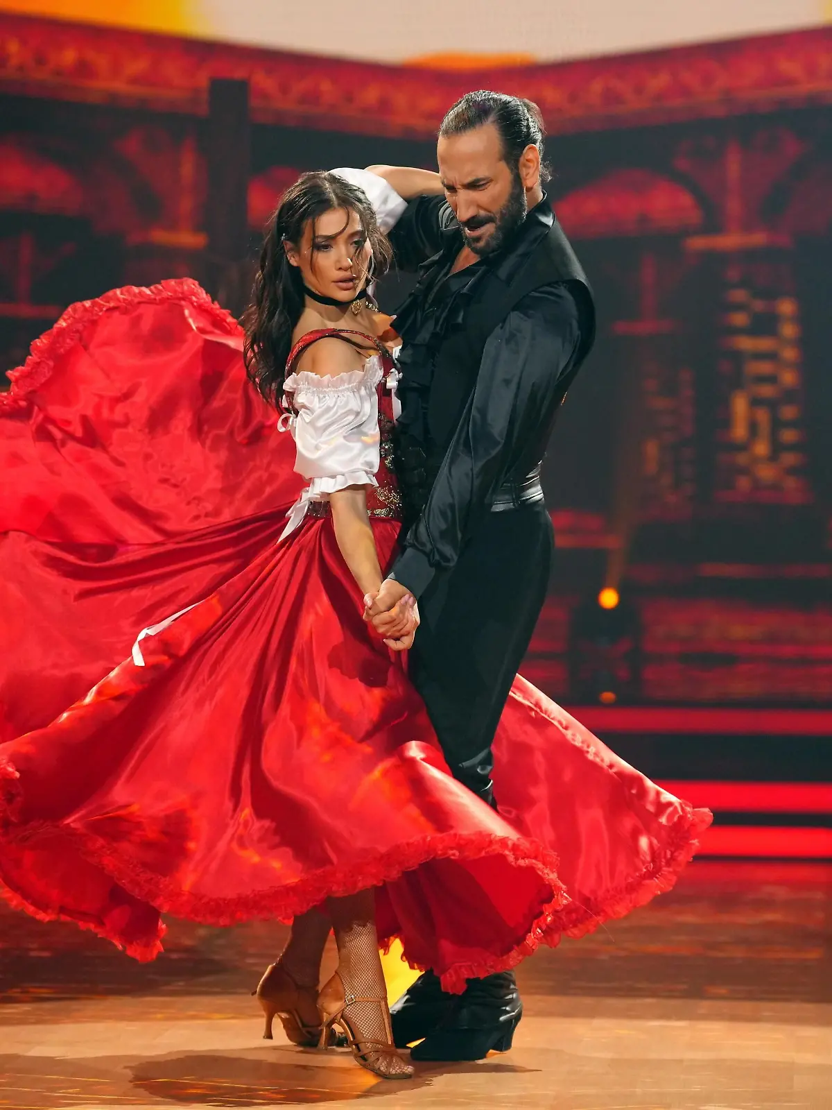 Paola Maria und Massimo Sinató tanzen Paso Doble.

+++ Die Verwendung des sendungsbezogenen Materials ist nur mit dem Hinweis und Verlinkung auf RTL+ gestattet. +++