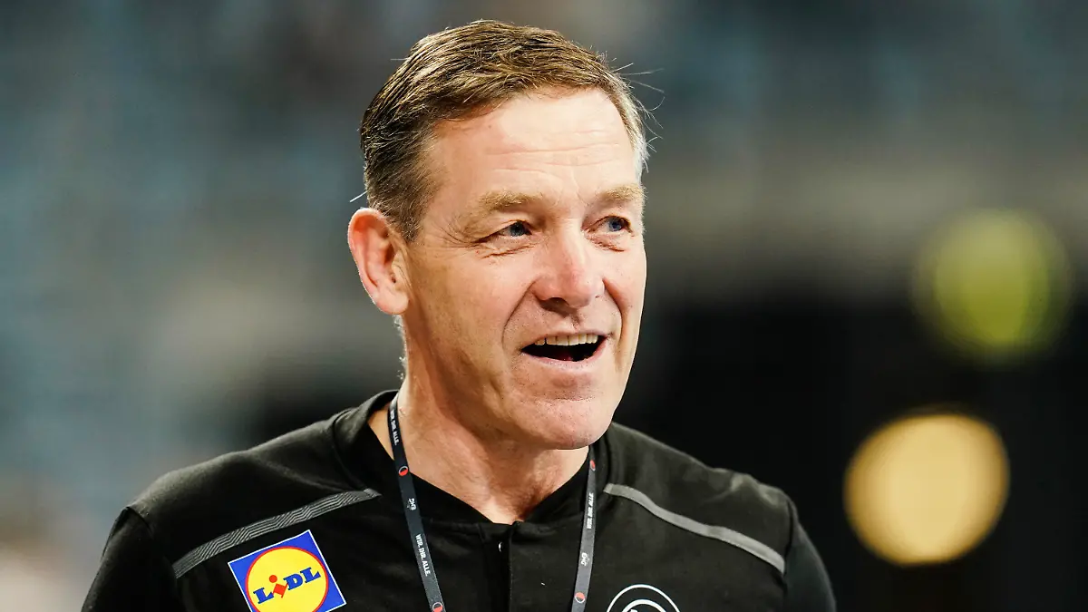 ARCHIV - 13.10.2022, Baden-Württemberg, Mannheim: Handball: EHF Euro Cup, Deutschland - Schweden, 1. Spieltag, SAP-Arena. Deutschlands Trainer Alfred Gislason steht am Spielfeld. Gislason bestreitet mit der Nationalmannschaft am 3. November ein Länderspiel gegen Ägypten in Neu-Ulm. (zu dpa: «Zweites Handball-Länderspiel gegen Ägypten im November in Neu-Ulm») Foto: Uwe Anspach/dpa +++ dpa-Bildfunk +++