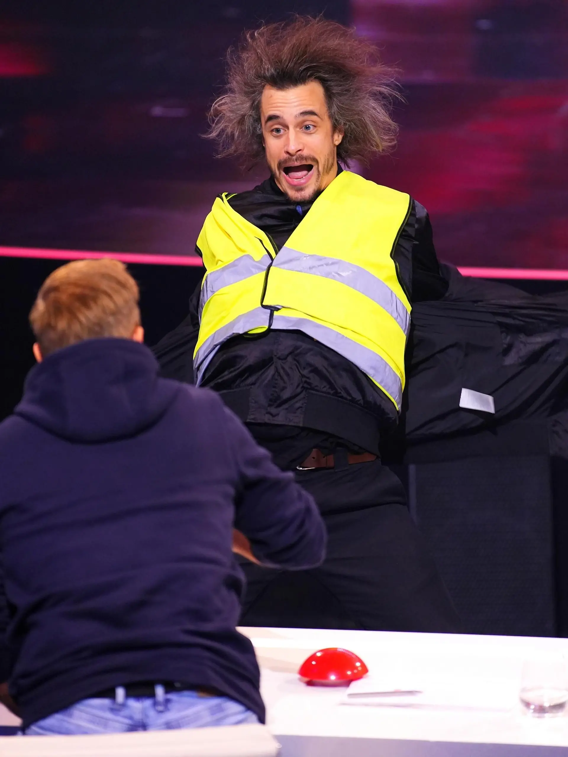 Viggo Venn aus England präsentiert eine Comedy-Performance mit Warnwesten.