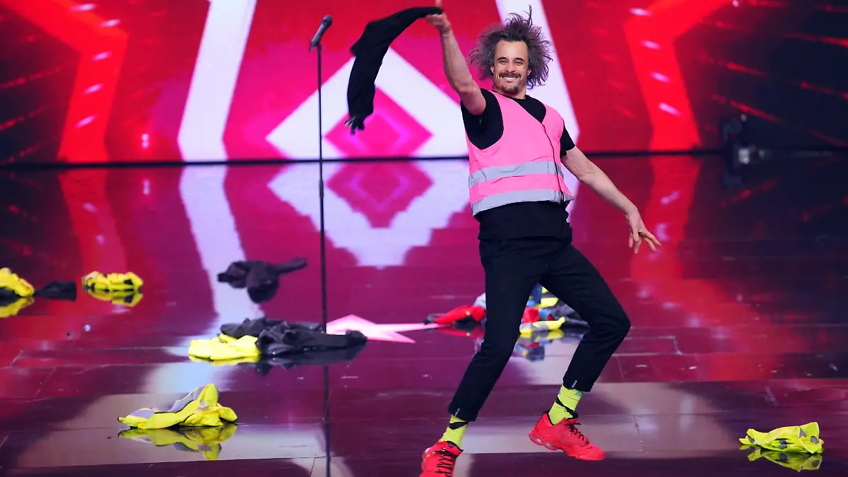 Viggo Venn aus England präsentiert eine Comedy-Performance mit Warnwesten.
