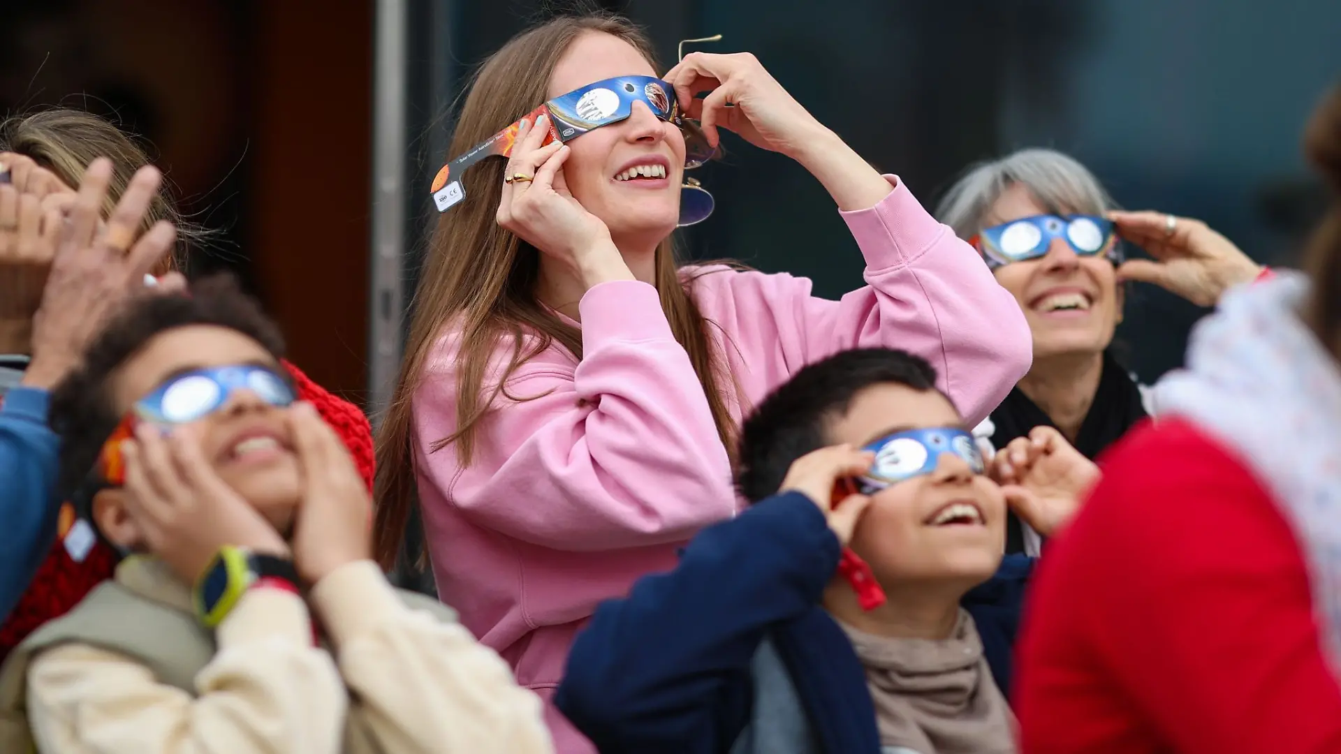 Wichtig beim Blick in den Himmel ist das Tragen einer speziellen Sonnenfinsternis-Schutzbrille.