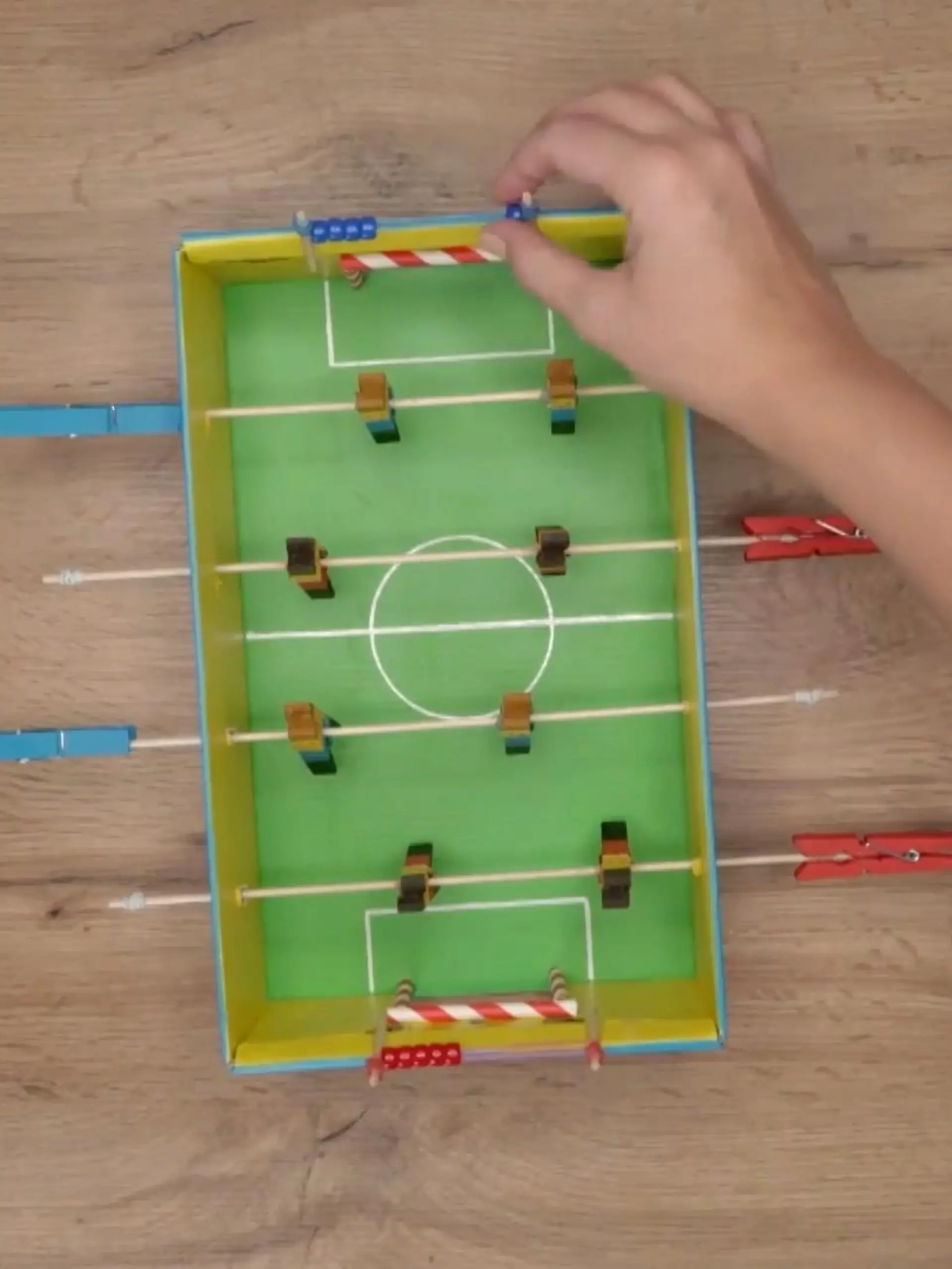 Dieser handliche Tischkicker ist nur etwas größer als ein Schuhkarton und das perfekte Ergebnis eines gemütlichen Familien-Bastelnachmittags. Die Schritt-für-Schritt-Anleitung sehen Sie im Video!