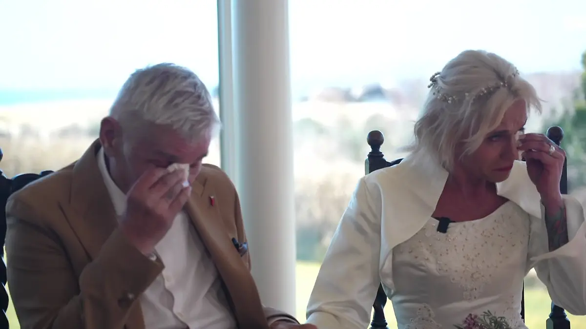 Heinz und Annika Hoenig weinen bei ihrer zweiten Hochzeit.