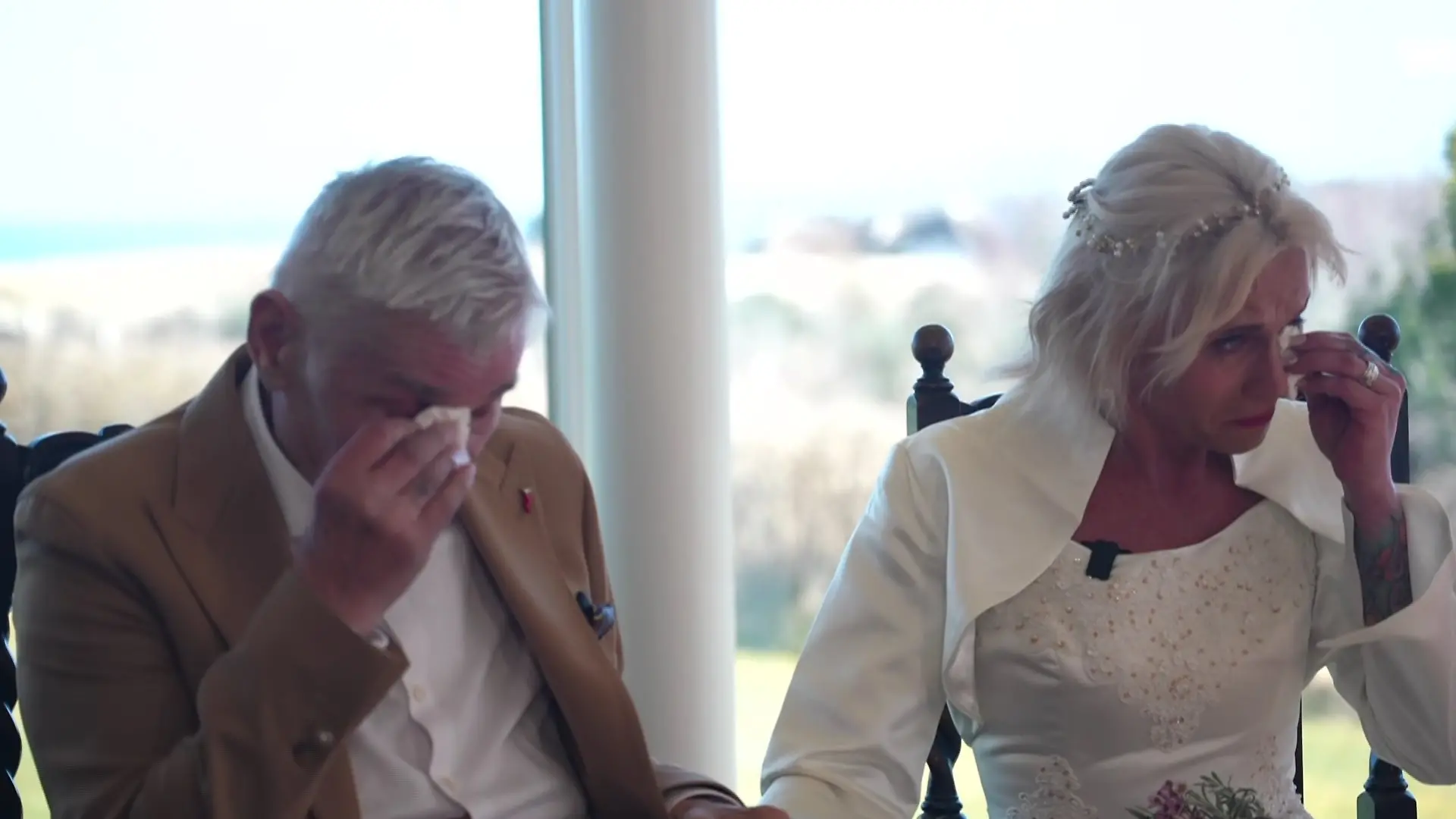 Heinz und Annika Hoenig weinen bei ihrer zweiten Hochzeit.