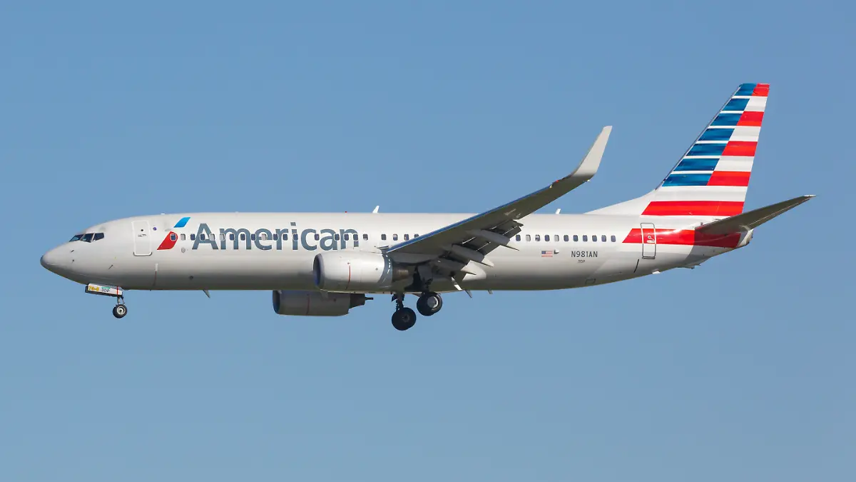 Am Flugzeug fingert ein Passagier rund eine Stunde an sich herum – vor seiner Sitznachbarin. Und die Flugbegleiterin findet es nicht schlimm.