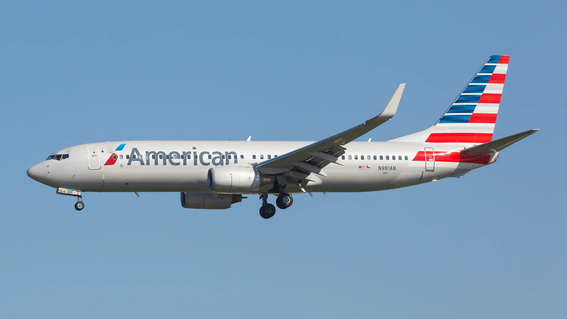 Am Flugzeug fingert ein Passagier rund eine Stunde an sich herum – vor seiner Sitznachbarin. Und die Flugbegleiterin findet es nicht schlimm.