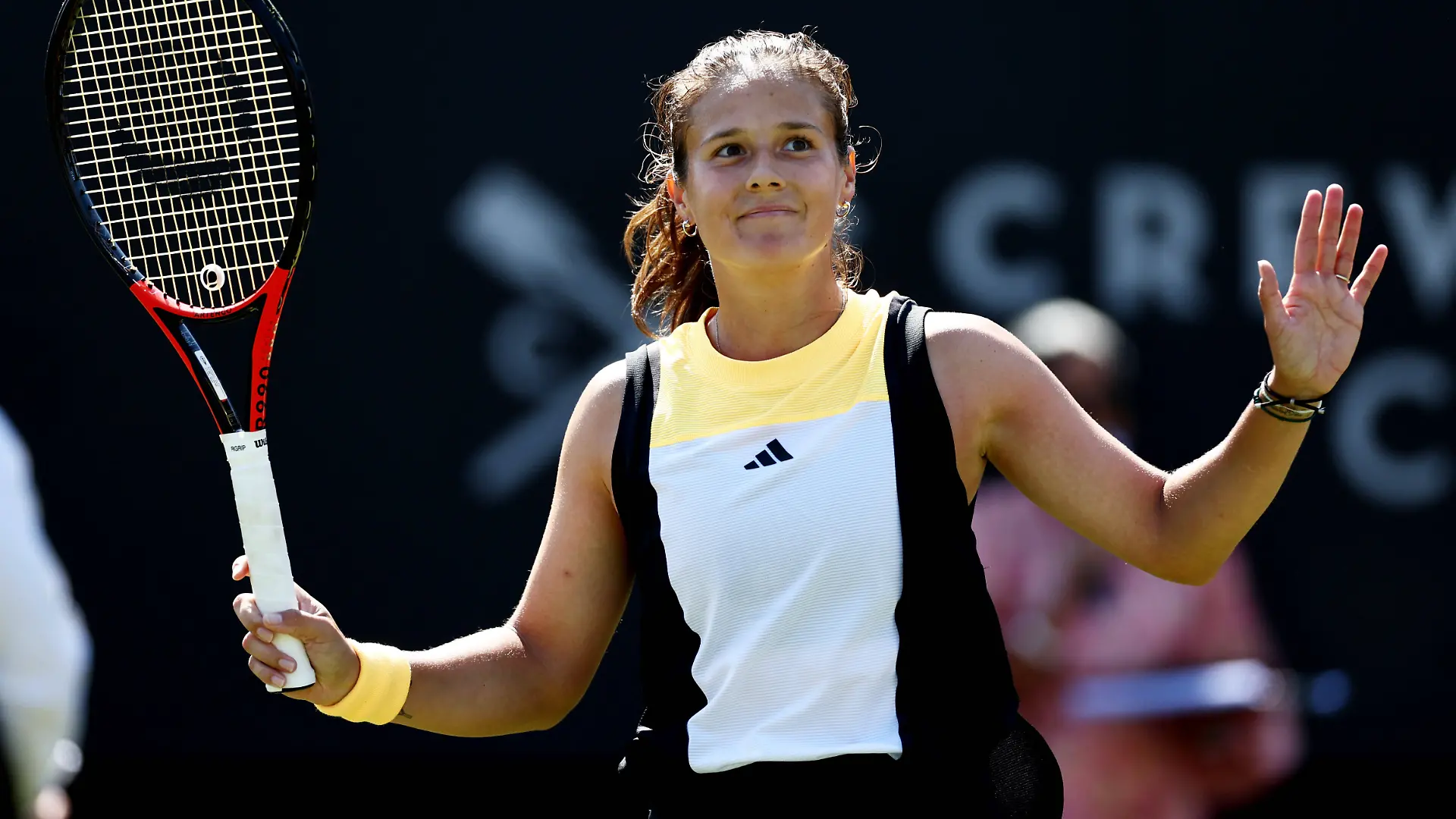 Darja Kassatkina feiert den Einzug ins Finale des Tennis-Turniers Rothesay International Eastbourne im Devonshire Park in Eastbourne, England am 28. Juni 2024