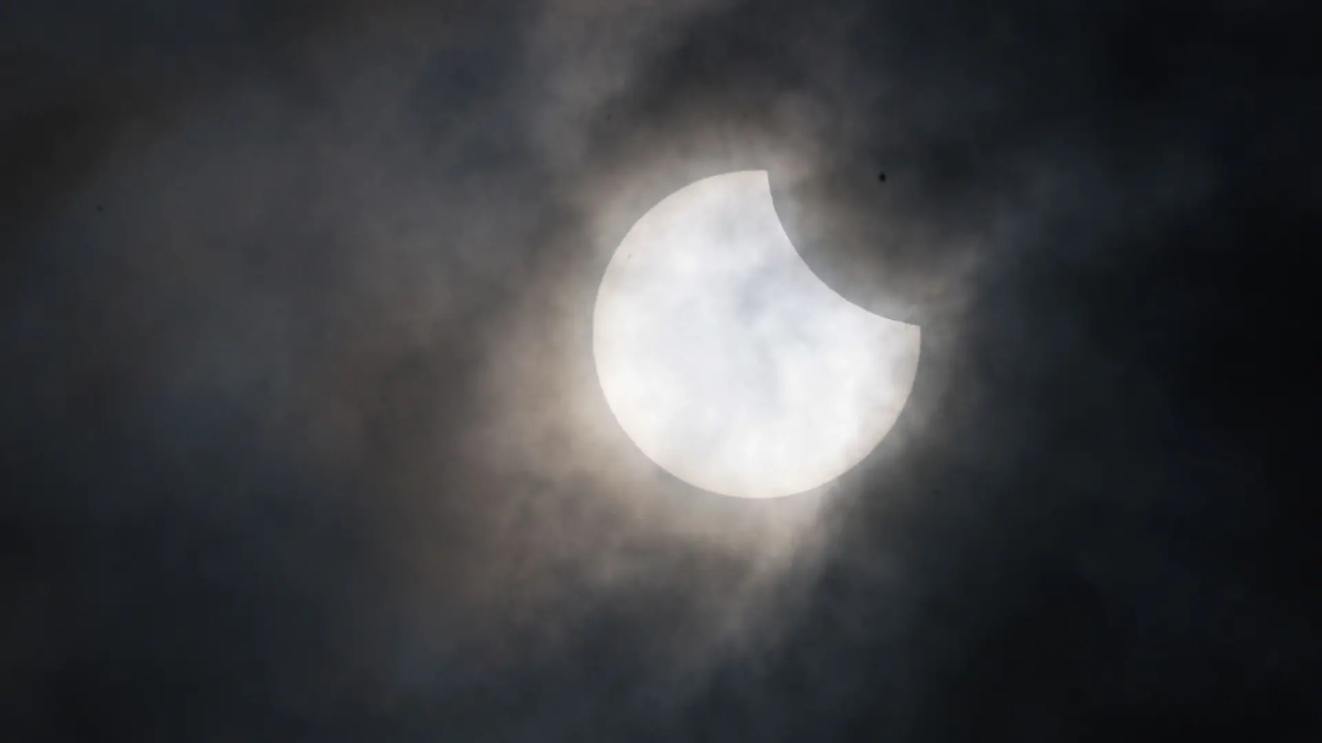 Kurzer Blick auf die partielle Sonnenfinsternis über Heilbronn.