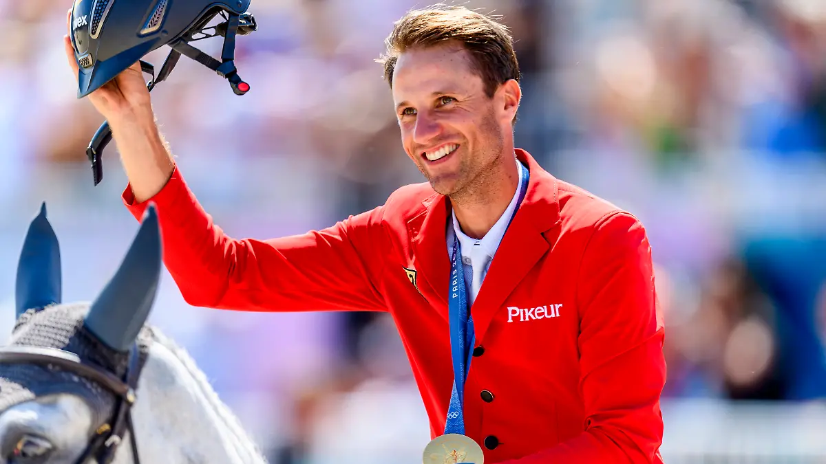 Christian Kukuk mit der Goldmedaille um den Hals bei den Olympischen Sommerspielen in Paris 2024