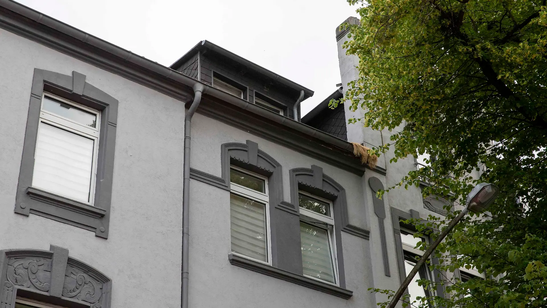 Aus diesem Fenster ist die Fünfjährige gefallen.
