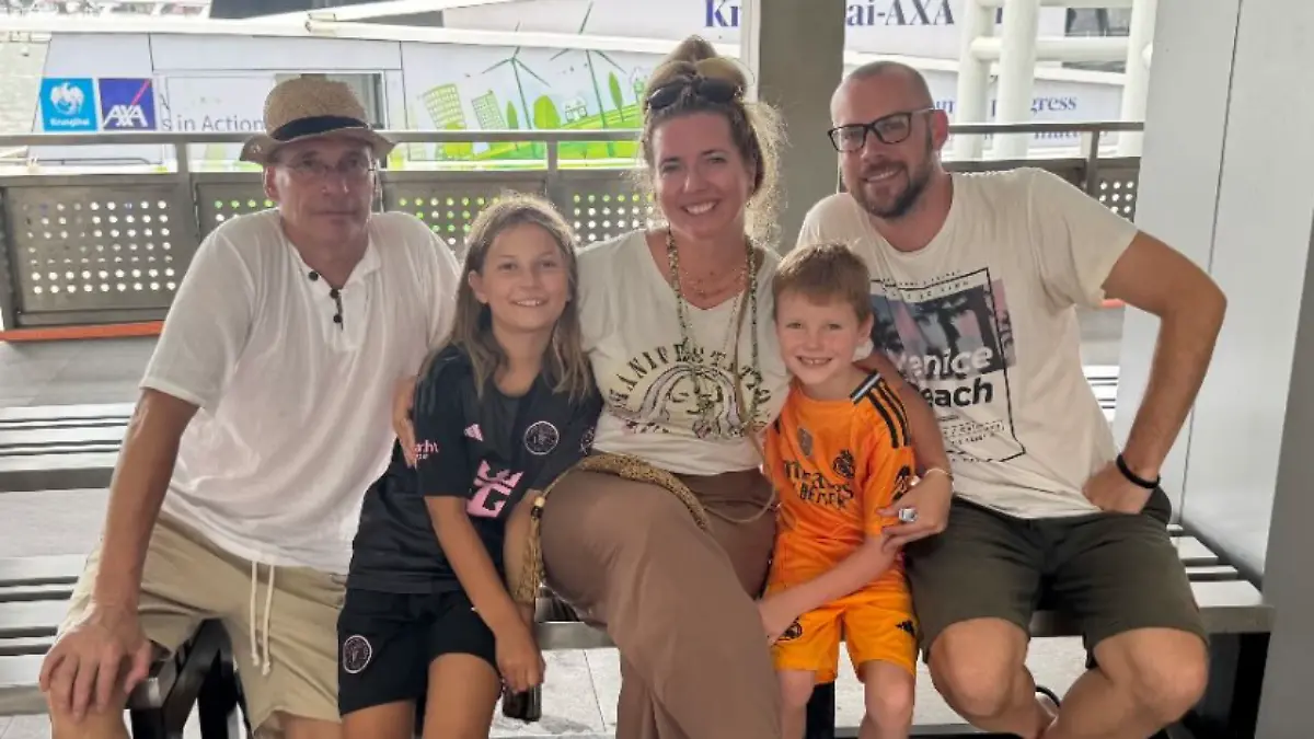 Liesa, ihr Mann Martin, die Kinder Lucia und Lucas und Roland, ein Freund der Familie aus Mecklenburg-Vorpommern, zwei Tage vor der Erdbeben-Katastrophe von Bangkok. 