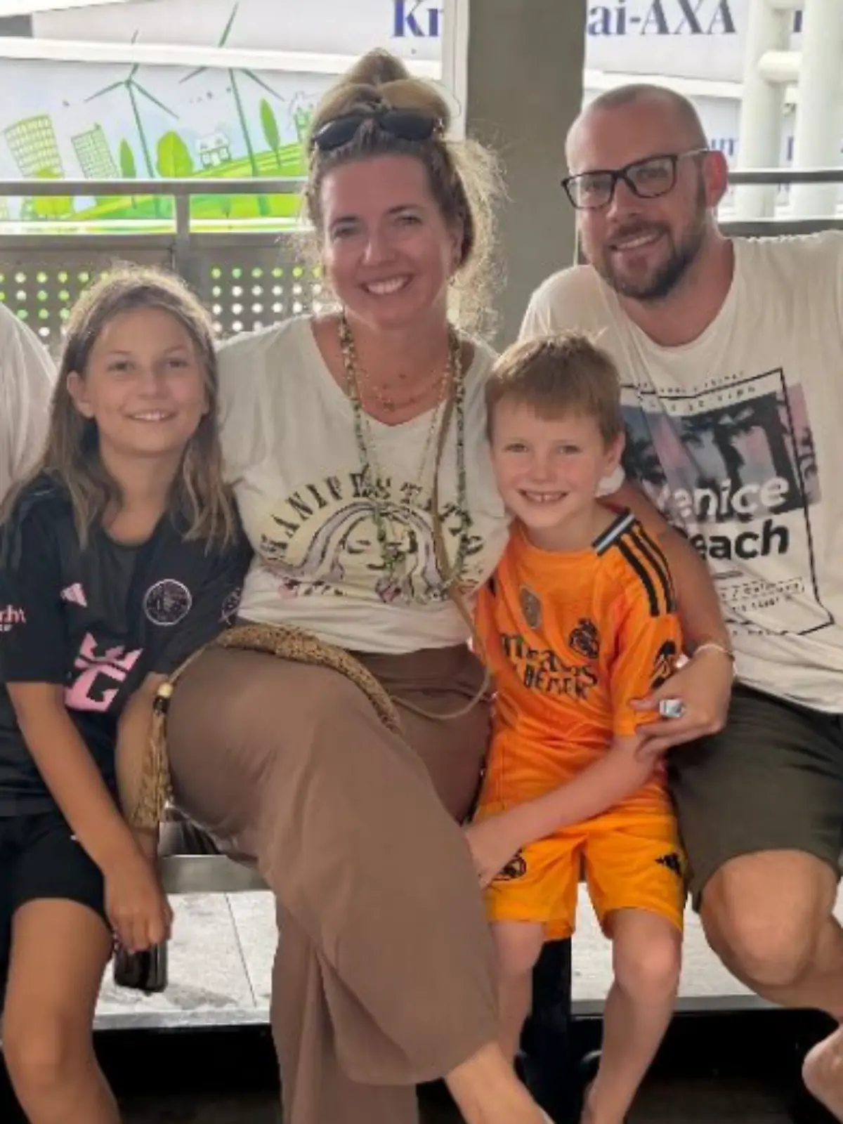Liesa, ihr Mann Martin, die Kinder Lucia und Lucas und Roland, ein Freund der Familie aus Mecklenburg-Vorpommern, zwei Tage vor der Erdbeben-Katastrophe von Bangkok. 