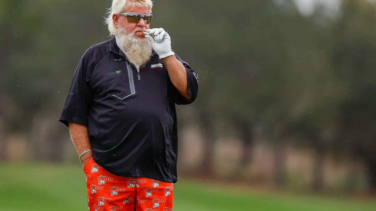 Golfer John Daly raucht eine Zigarette auf Runde eins Round der PNC Championship im Ritz-Carlton Golf Club in Orlando, Florida 2023