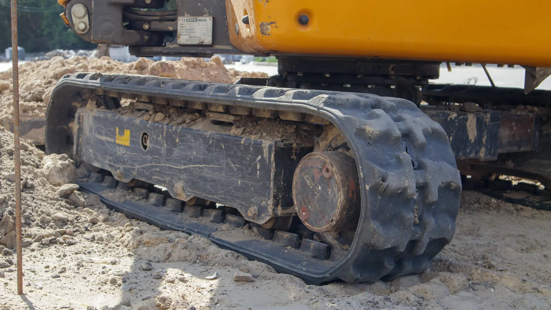 Zwei kleine Bagger auf einer Großbaustelle. Leuchtend grün auf Rädern und gelb auf Ketten. Erdarbeiten und Bauarbeiten. Schaufelbagger. Mini-Lader.