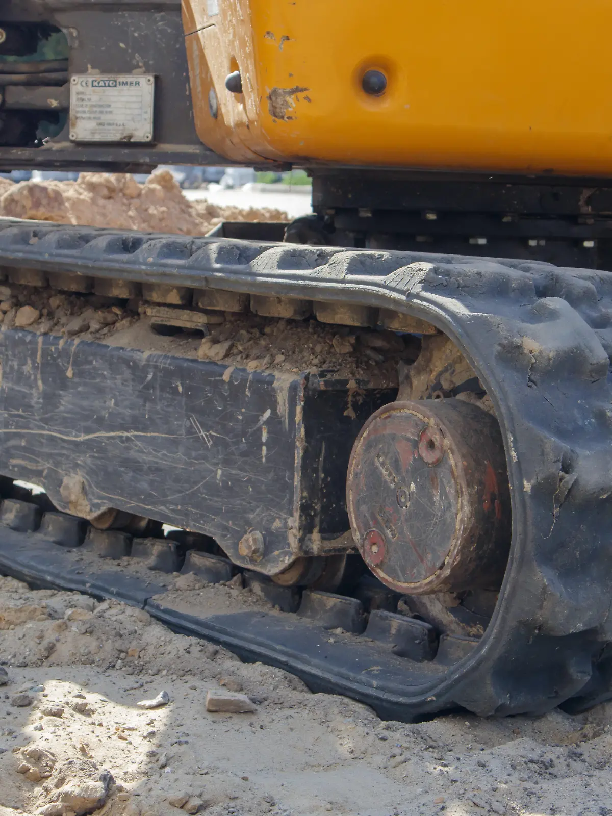 Zwei kleine Bagger auf einer Großbaustelle. Leuchtend grün auf Rädern und gelb auf Ketten. Erdarbeiten und Bauarbeiten. Schaufelbagger. Mini-Lader.