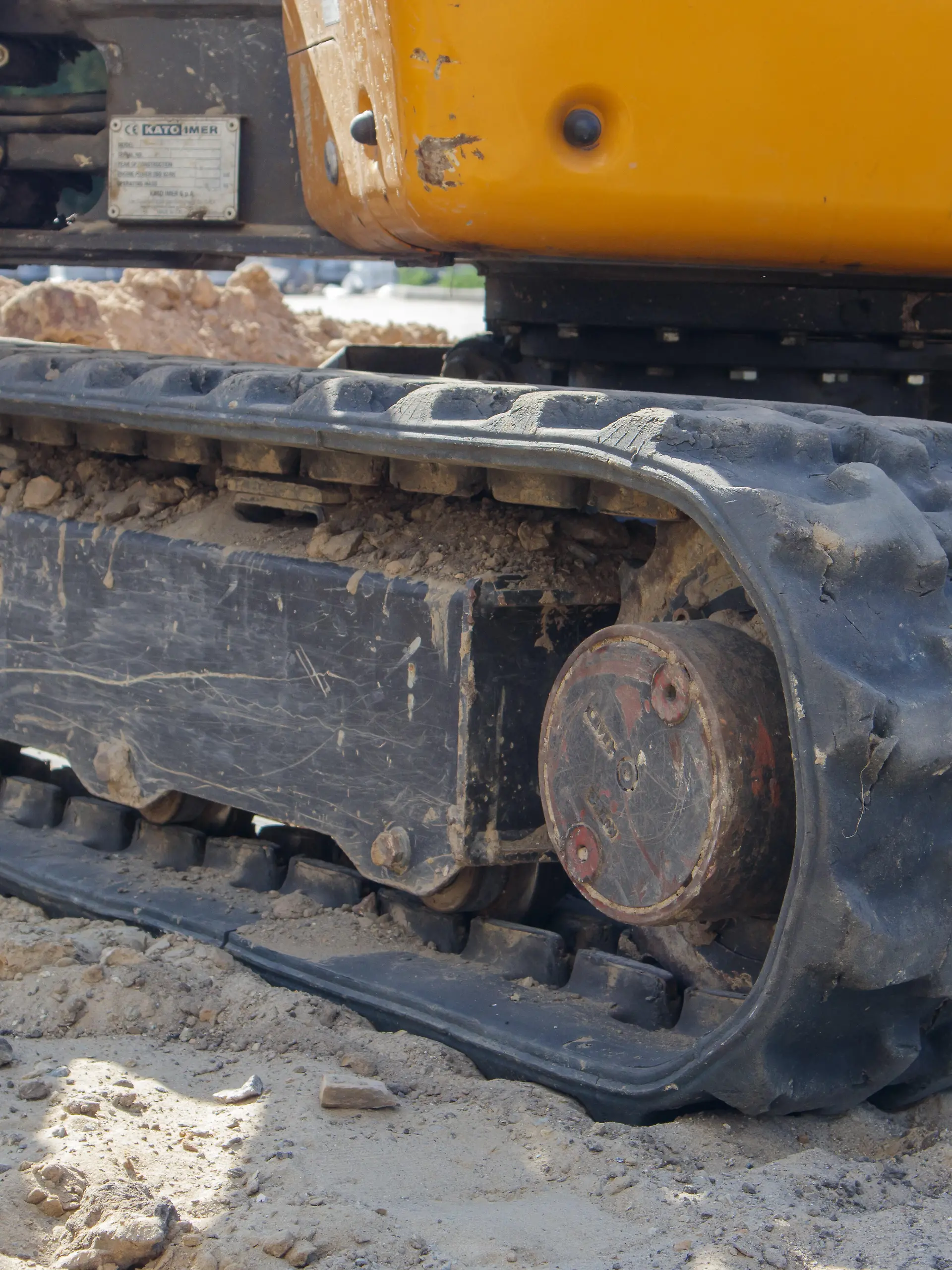 Zwei kleine Bagger auf einer Großbaustelle. Leuchtend grün auf Rädern und gelb auf Ketten. Erdarbeiten und Bauarbeiten. Schaufelbagger. Mini-Lader.