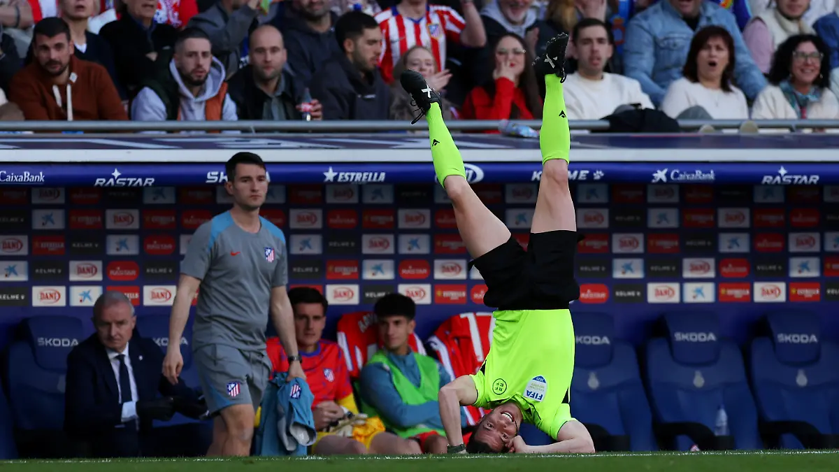Linienrichter Rodríguez Moreno steht kurzfristig auf dem Kopf, nachdem er mit Giuliano Simeone von Atletico Madrid während der Partie zwischen RCD Espanyol de Barcelona und Atletico de Madrid im RCDE Stadium am 29. März 2025 in Barcelona.