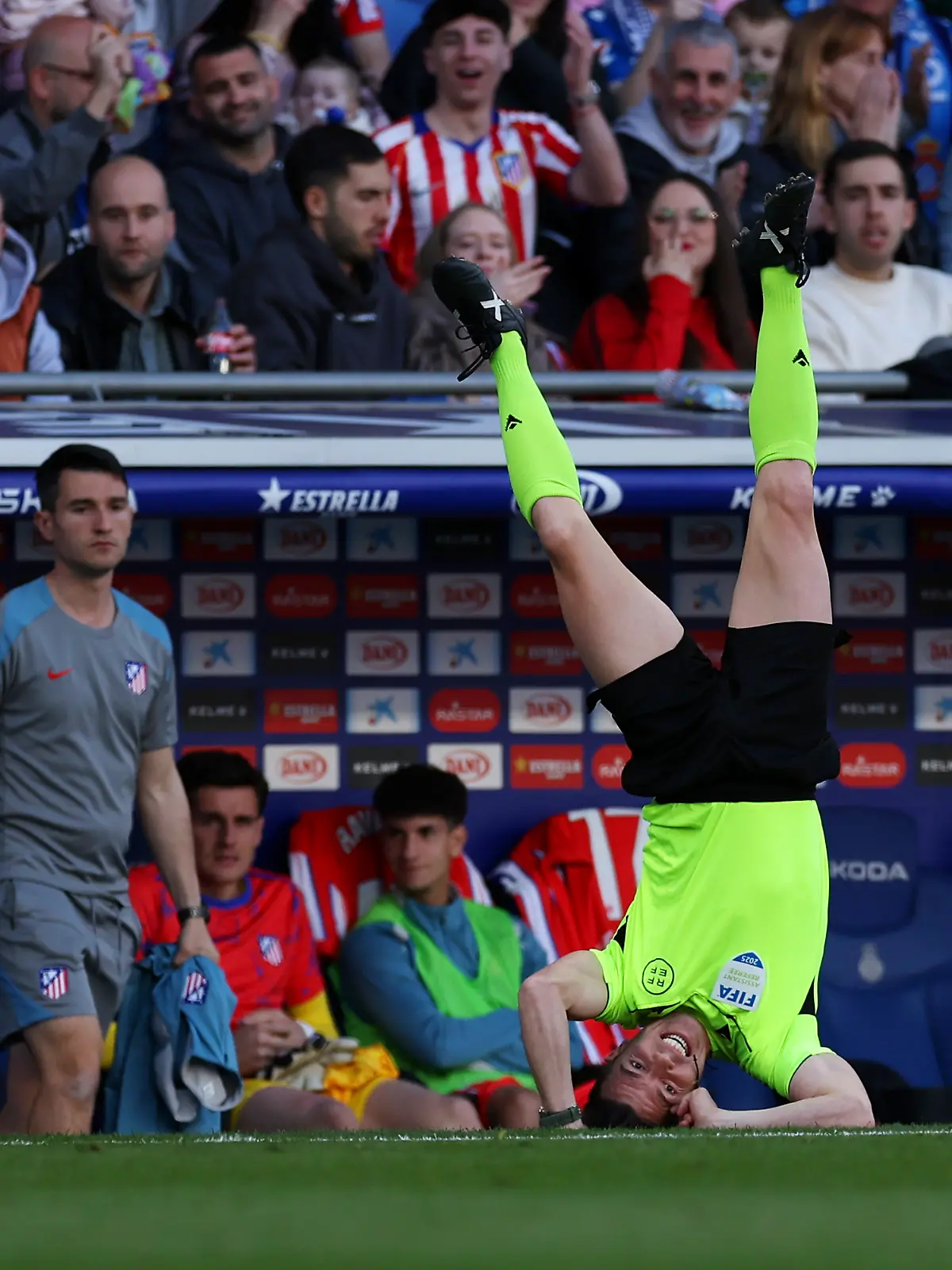 Linienrichter Rodríguez Moreno steht kurzfristig auf dem Kopf, nachdem er mit Giuliano Simeone von Atletico Madrid während der Partie zwischen RCD Espanyol de Barcelona und Atletico de Madrid im RCDE Stadium am 29. März 2025 in Barcelona. 