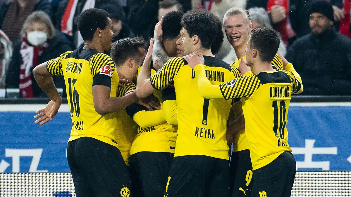 Fußball: Bundesliga, 1. FC Köln - Borussia Dortmund, 27. Spieltag, RheinEnergieStadion: Dortmunds Marius Wolf (verdeckt) freut sich seinem Team über sein Tor zum 1:0.