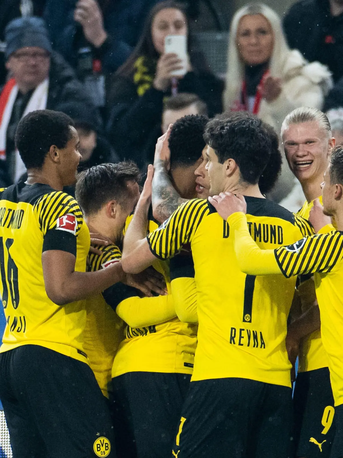 Fußball: Bundesliga, 1. FC Köln - Borussia Dortmund, 27. Spieltag, RheinEnergieStadion: Dortmunds Marius Wolf (verdeckt) freut sich seinem Team über sein Tor zum 1:0.