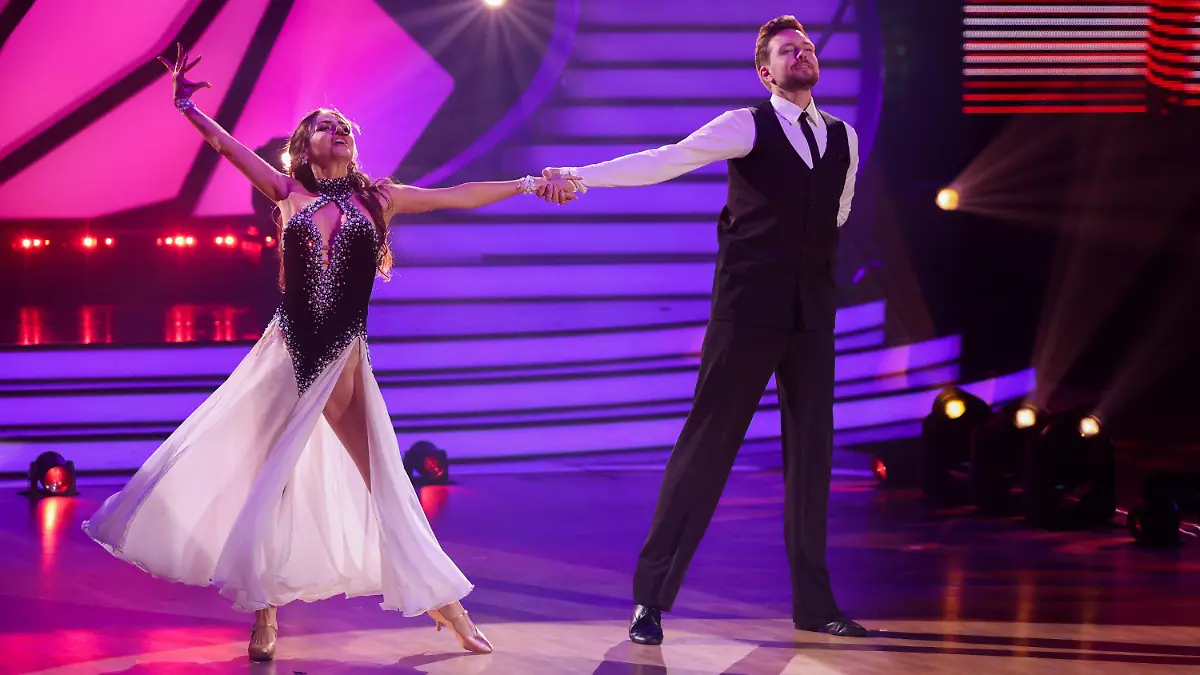 25.03.2022, Nordrhein-Westfalen, Köln: Bastian Bielendorfer, Comedian, und Ekaterina Leonova, Profitänzerin, tanzen in der RTL-Tanzshow "Let's Dance" im Coloneum. Foto: Rolf Vennenbernd/dpa +++ dpa-Bildfunk +++
