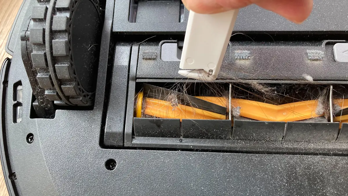 Mit dem beigepackten Werkzeug kann man die Haare aus den Rollen entfernen